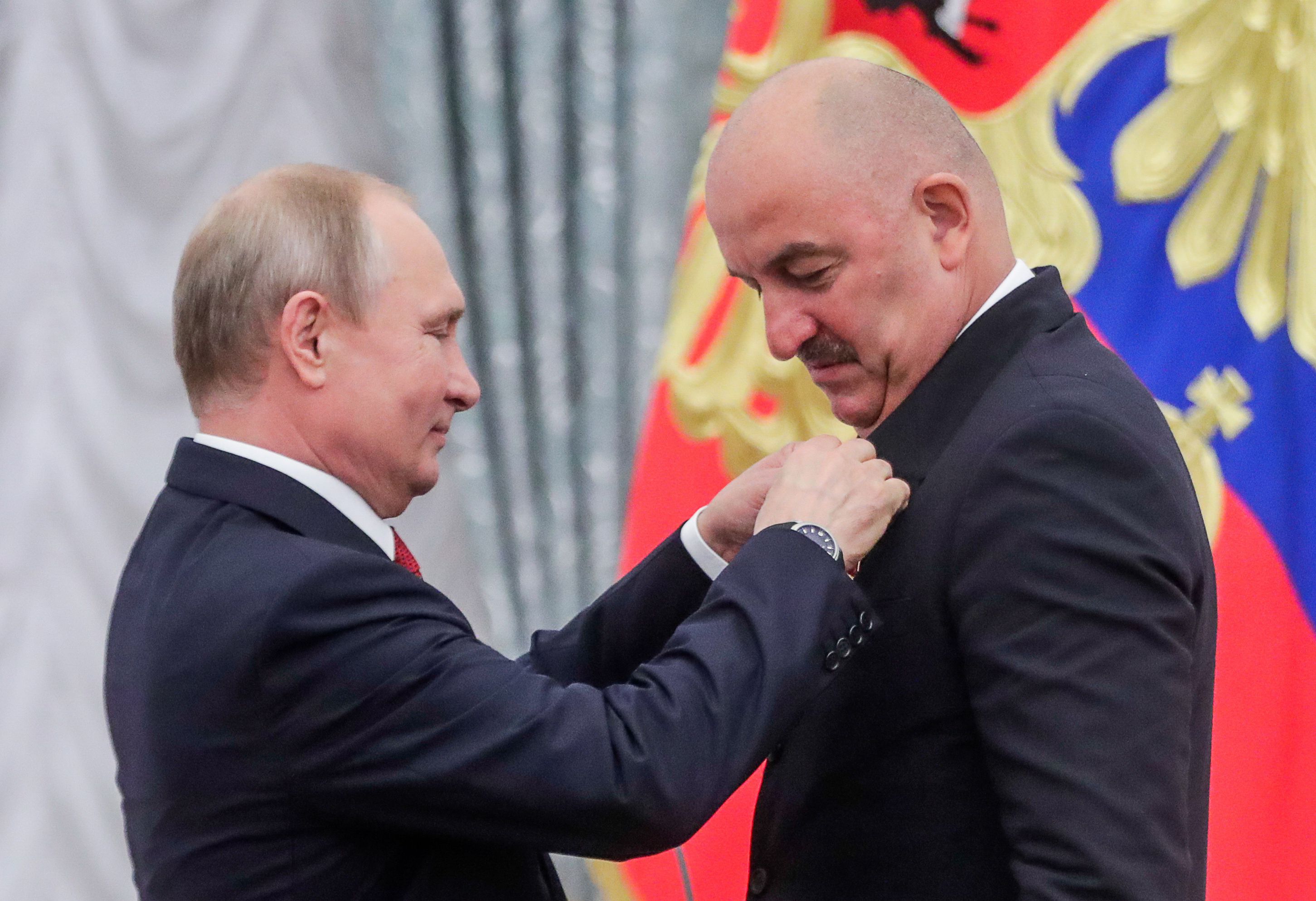 Vlagyimir Putyin orosz elnöktől (balra) Alekszandr Nyevszkij-érdemrendet kapott a Fradi új edzője / Fotó: Gettyimages