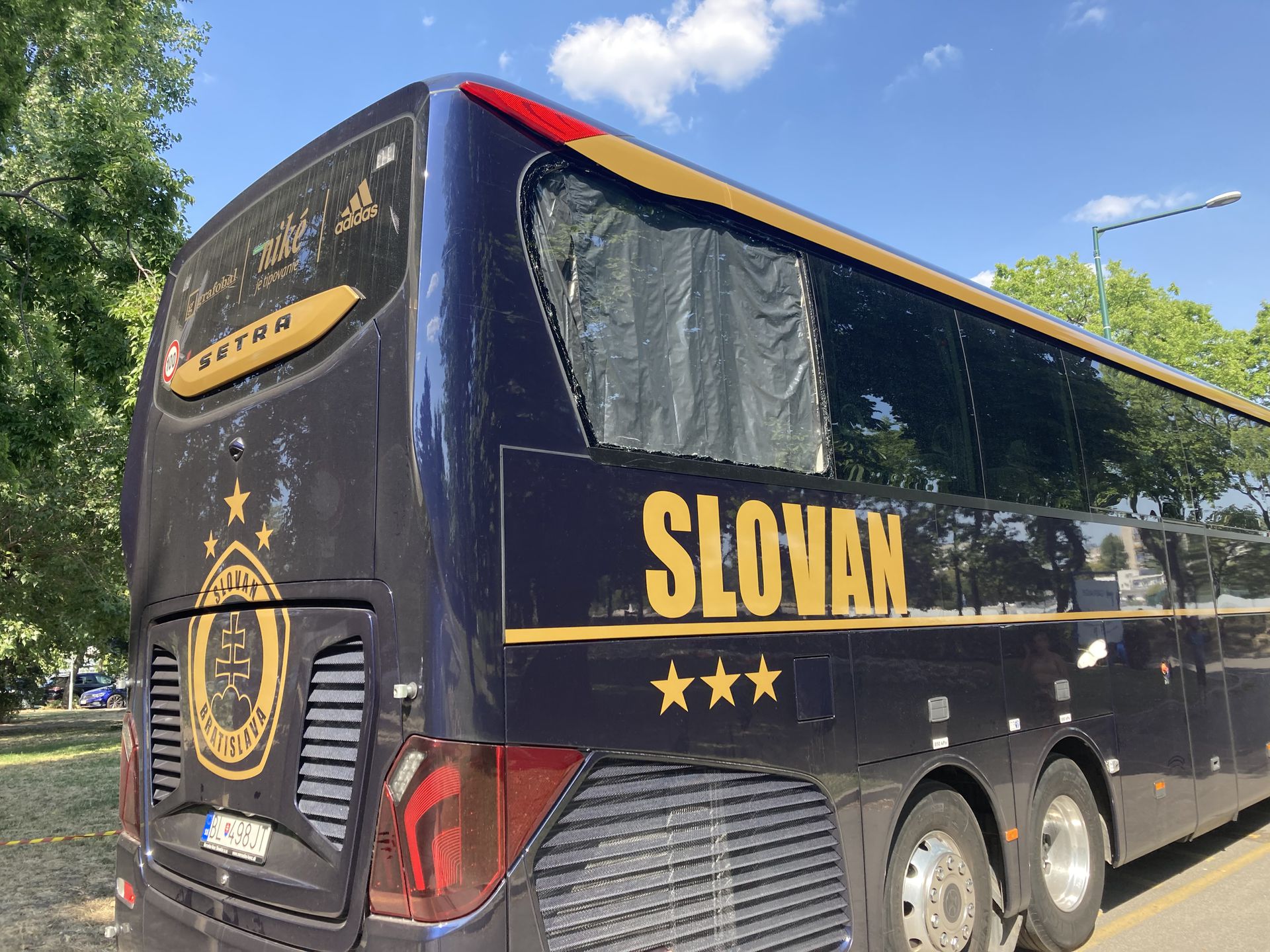 Kővel dobták be a Slovan csapatbuszát