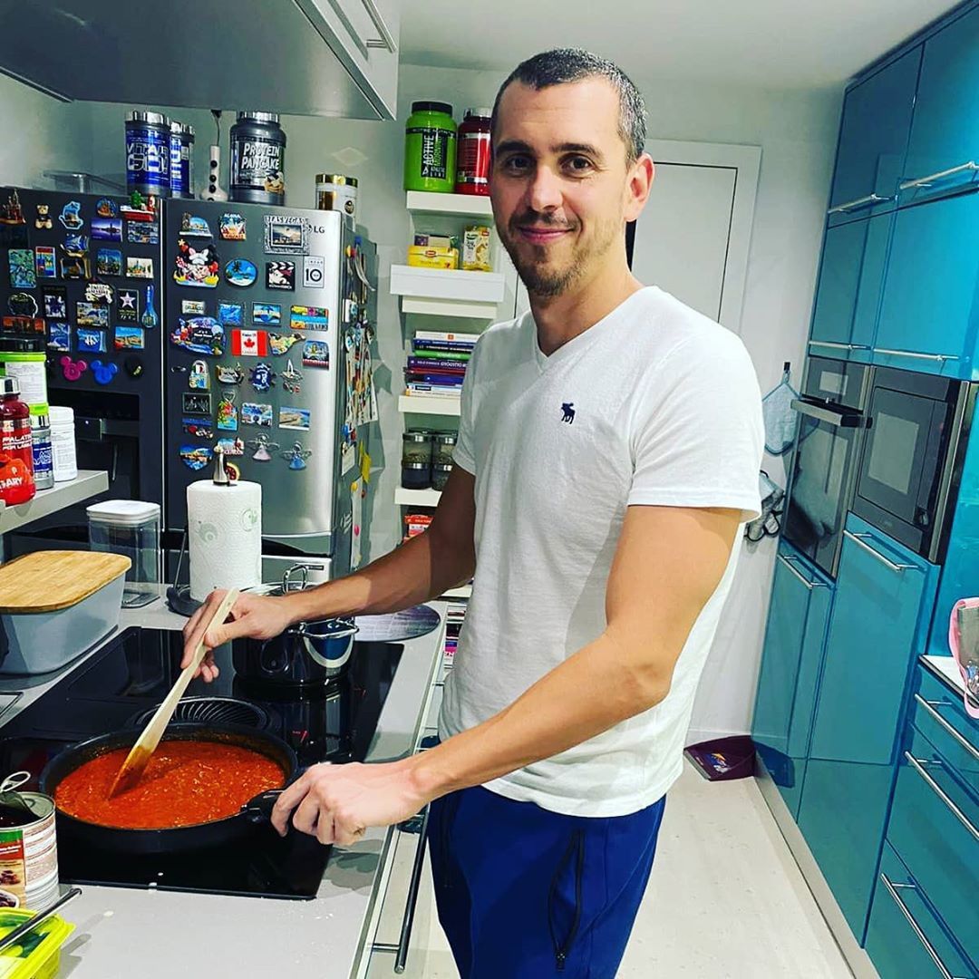 Az olimpiai ezüstérmes Cseh László a konyhában próbál szerencsét/Fotó: Instagram