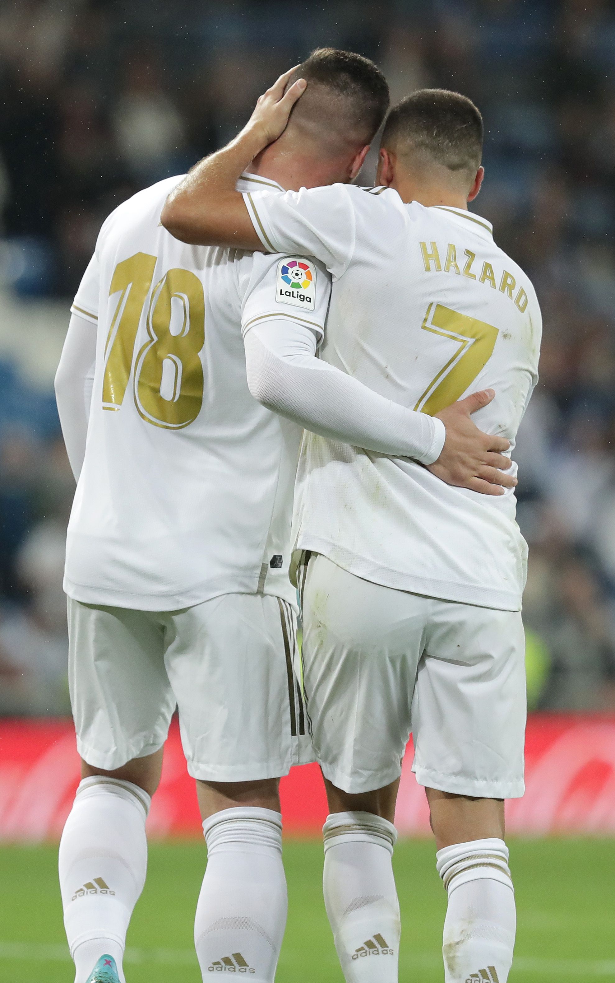 Luka Jovics (balra) és Eden Hazard összesen 53,7 milliárdba került, de csak három gólt szereztek eddig
