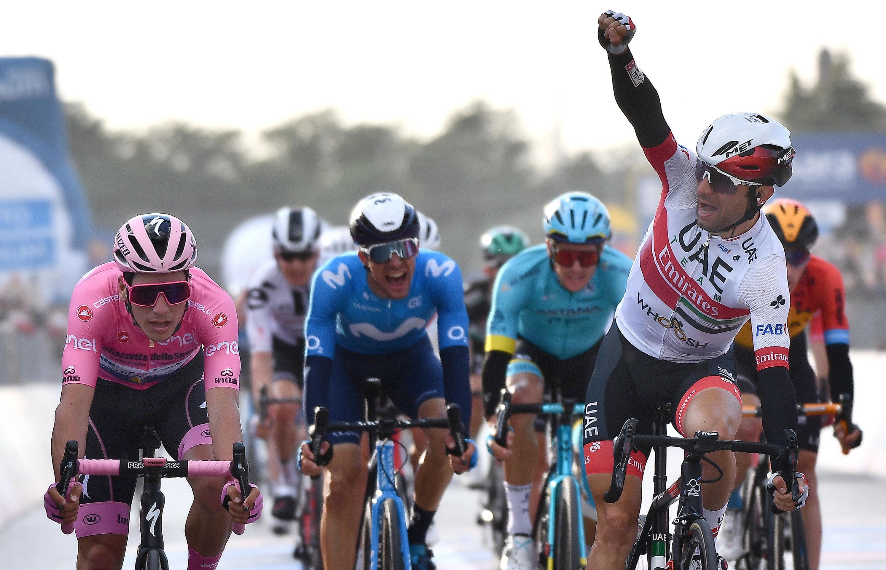 Egan Bernal nyerte vasárnap a Giro d'Italia kerékpáros körverseny kilencedik szakaszát, átvette Valtertől a rózsaszín trikót/ Fotó: MTI/EPA/ANSA/Luca Zennaro
