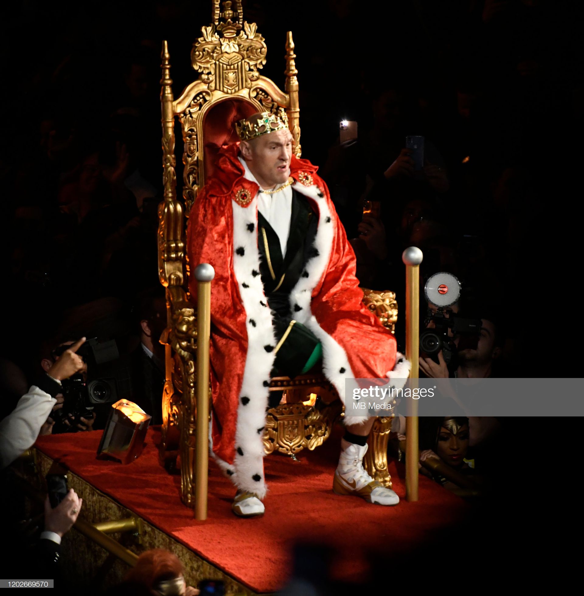 A „Cigánykirály” becenevű Fury már a bevonulásakor is trónon érkezett a ringhez. Aztán valóban a nehézsúly királya lett/ Fotó: Getty Images
