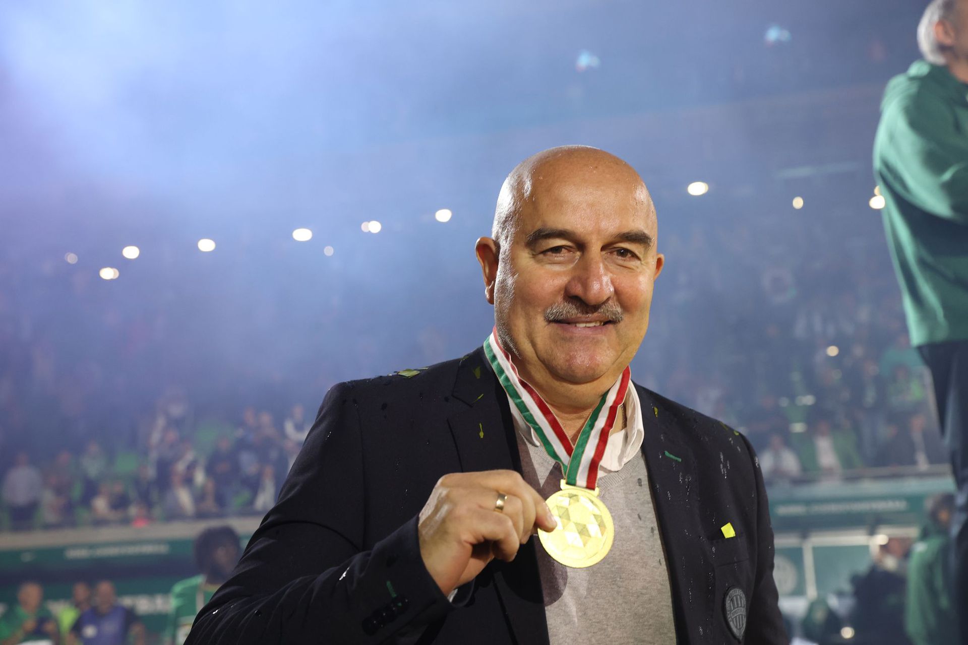 Sztanyiszlav Csercseszov, az FTC orosz vezetőedzője büszkén mutogatta a magyar bajnoki aranyérmét /Fotó: Varga Imre