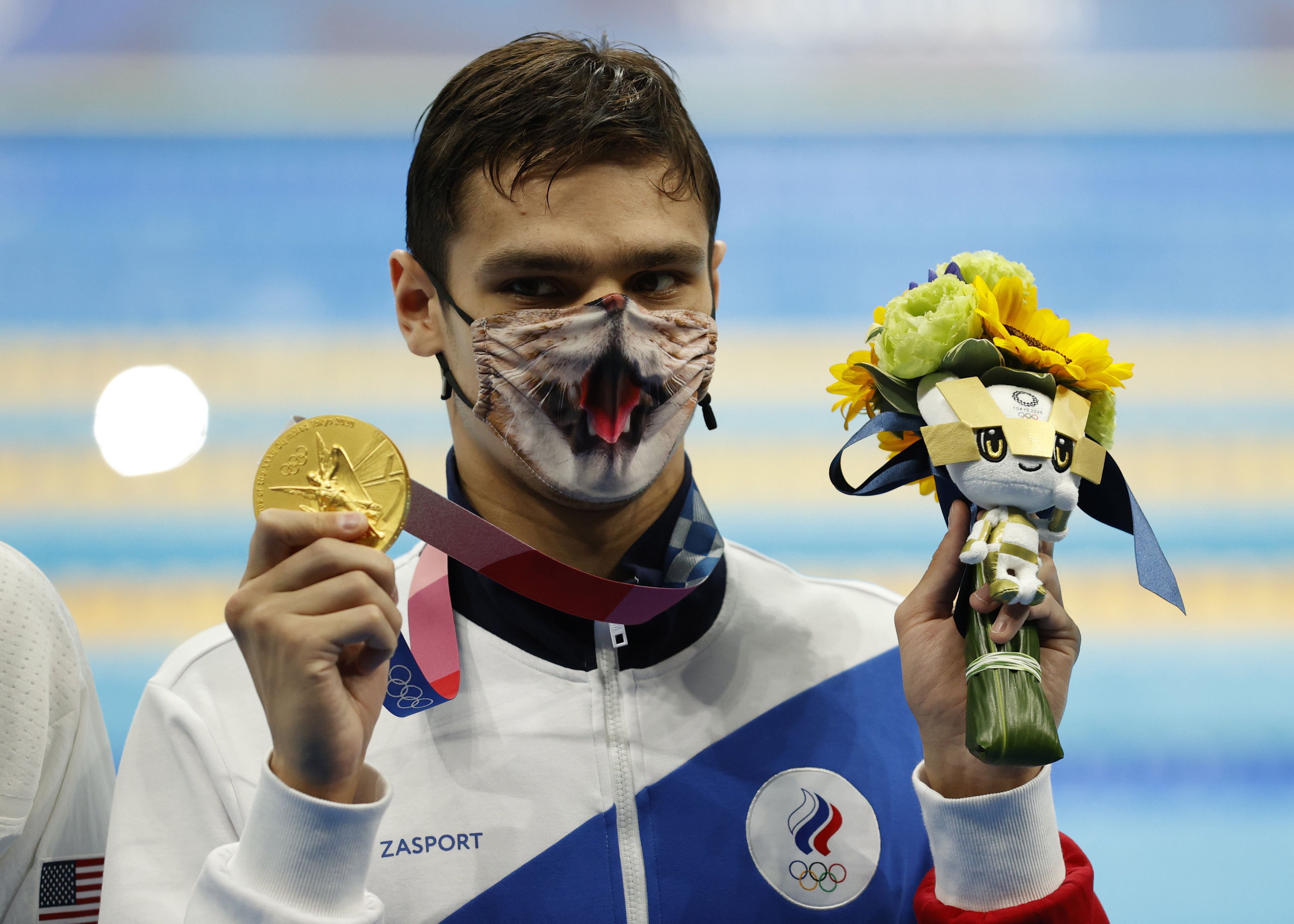 Az aranyérmes orosz Jevgenyij Rilov a 2020-as tokiói nyári olimpia férfi 200 méteres hátúszásának eredményhirdetésén a Tokiói Vizesközpontban. / Fotó: MTI/EPA/Hou Hvi Jung