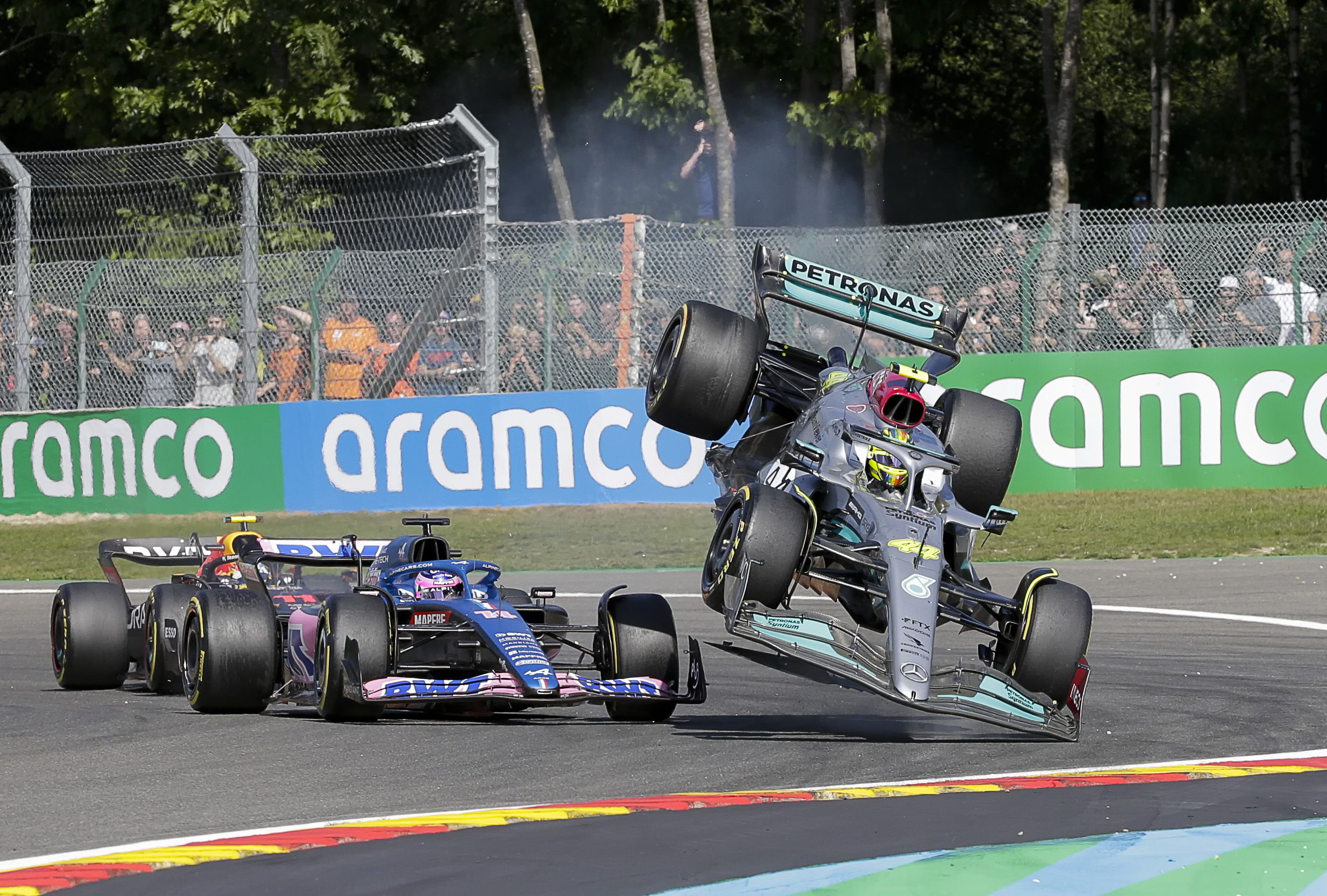 Lewis Hamilton és Fernando Alonso belgiumi ütközése /Fotó: Profimedia