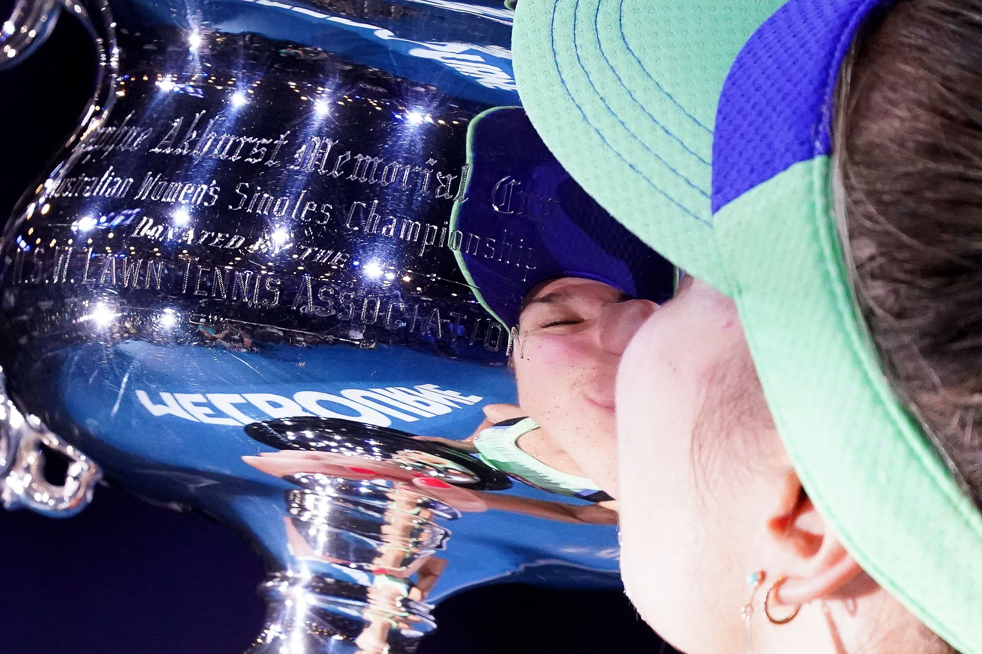 Sofia Kenin, az Australian Open 2020-as női bajnoka a trófeával. / Fotó: EPA/Michael Dodge.