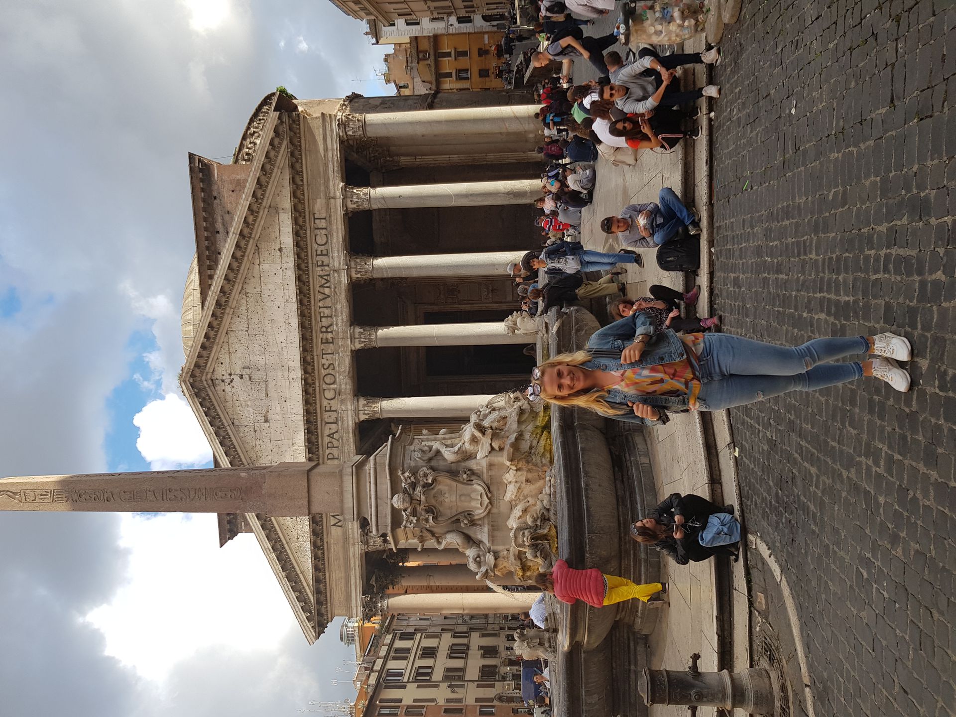 Babos évek óta örömmel tér vissza Rómába, a Pantheon előtt is szívesen fotózkodott