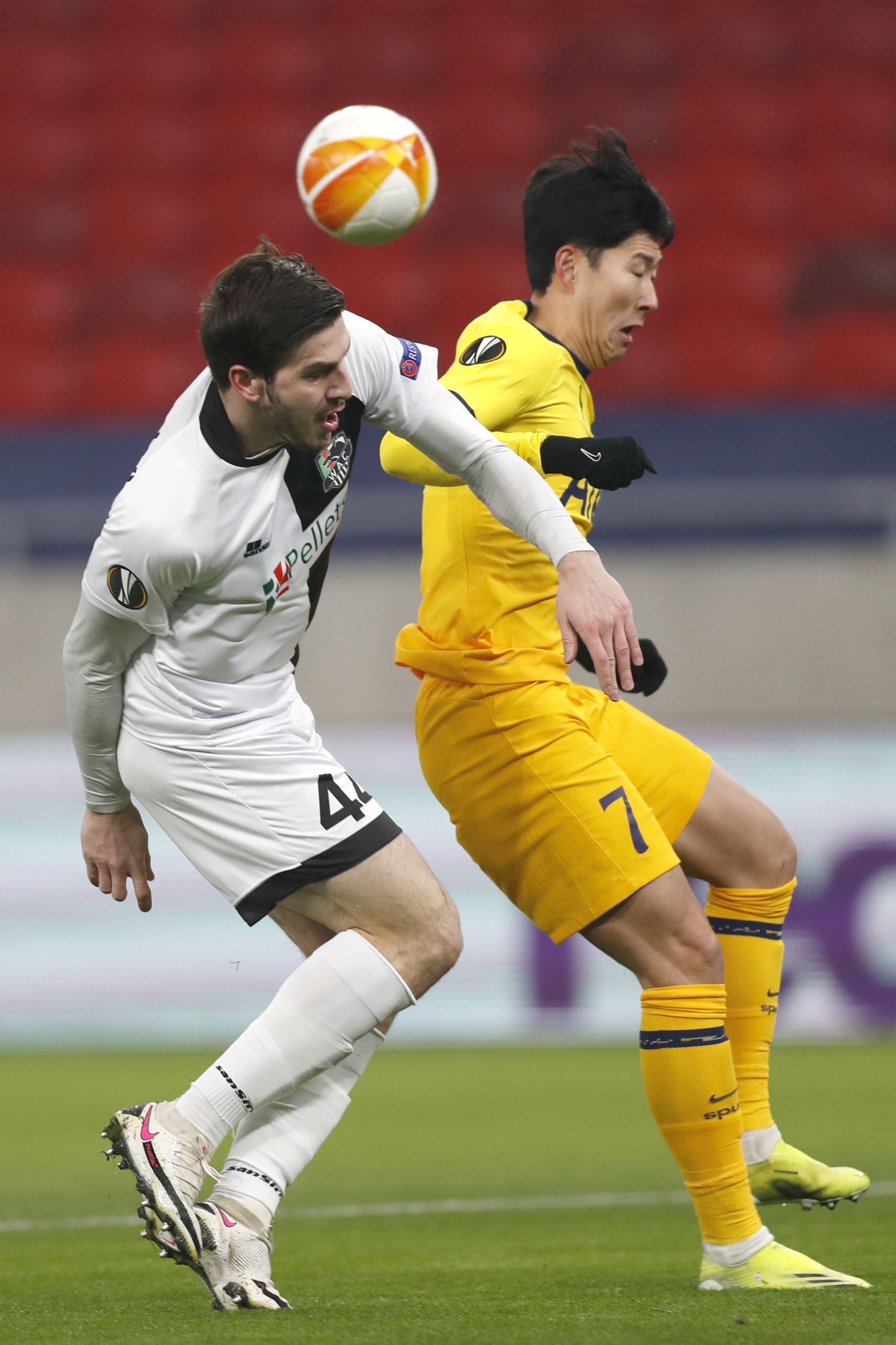 A Puskás Aréna elnyerte﷯a dél-koreai játékos (jobbra) tetszését/ Fotó: Profimédia