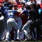Hihetetlen tömegbunyó egy baseballmeccsen: játékos játékost, edző edzőt ütött – videó