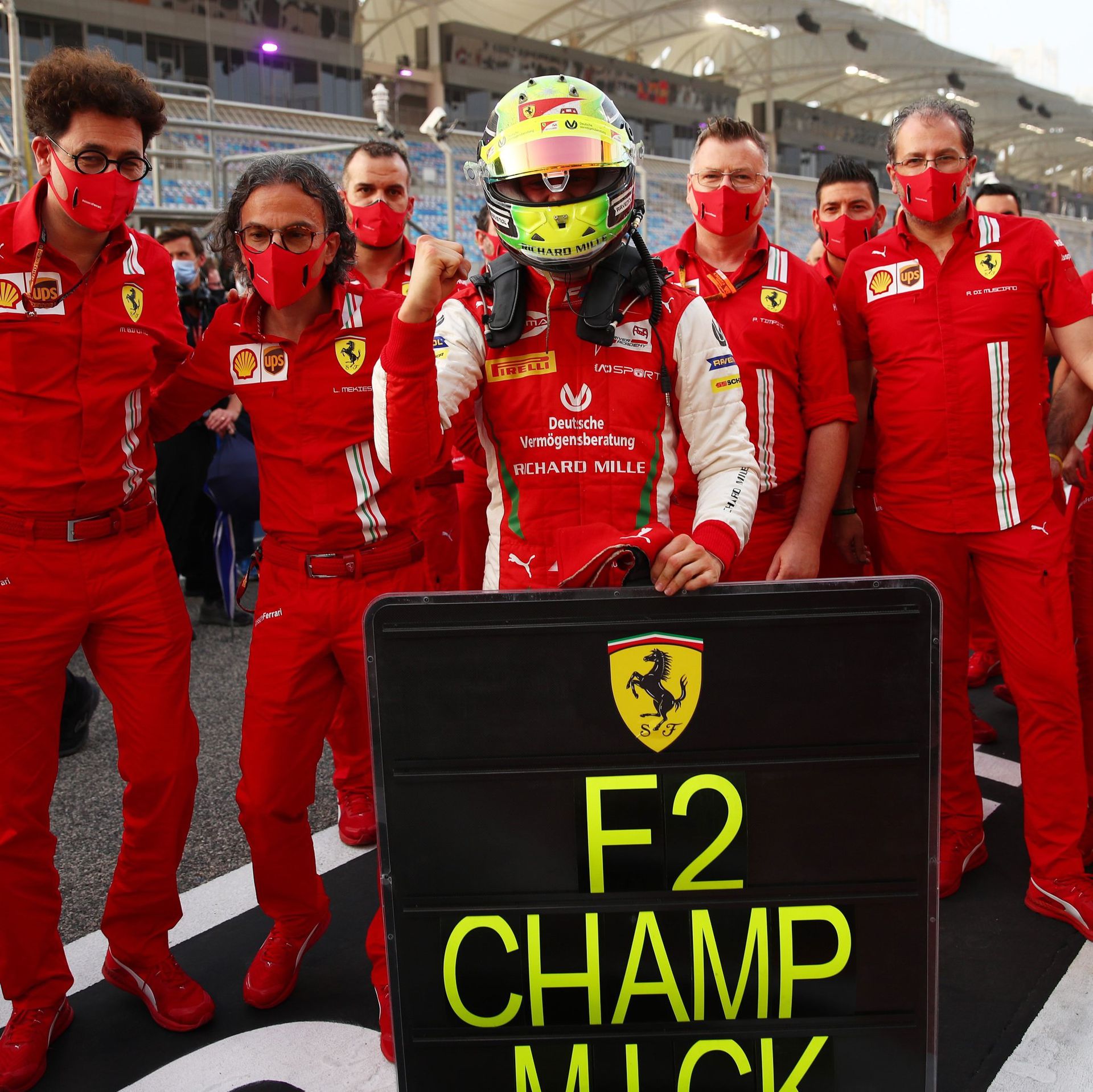 Mick Schumacher győzelmét a Forma–1-es Ferrari csapat tagjai is megünnepelték / Fotó: Facebook