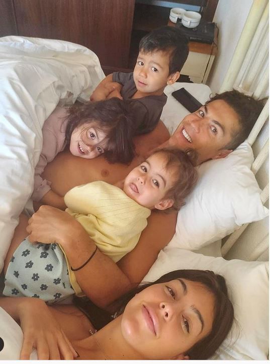 Cristiano Ronaldo, a párja, Georgina Rodríguez (jobbra), valamint Mateo (felülről), Eva és Alana Martina is imádja a speciális ágyat, úgy érzik, mintha felhőn feküdnének   / Instagram