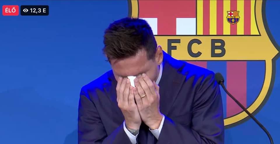 Lionel Messi nem bírt az érzelmeivel / Fotó: Barca TV