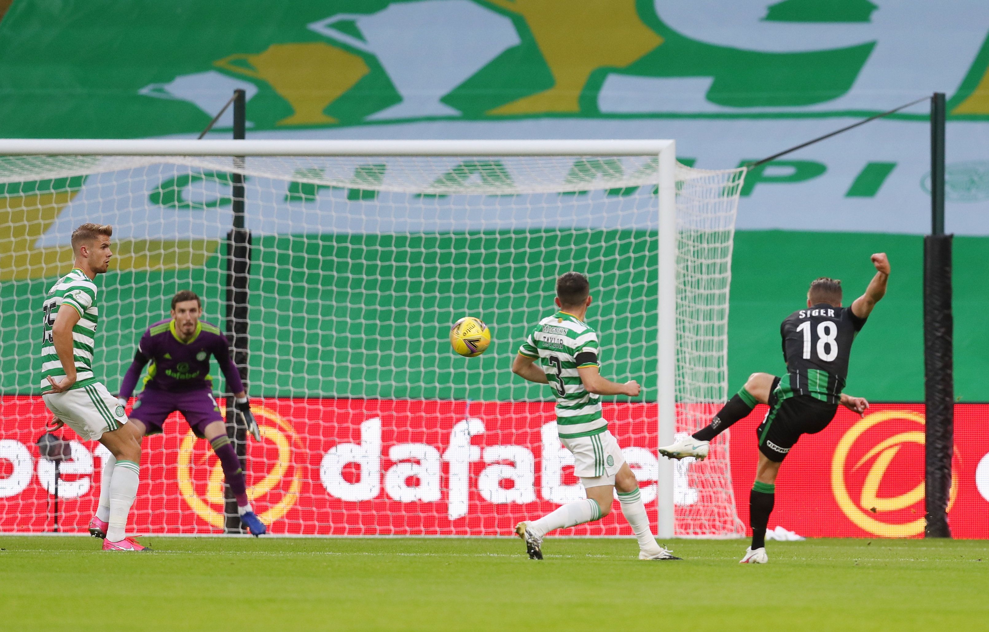Sigér Dávid, a Ferencváros játékosa gólt szerez a Celtic ellen a Bajnokok Ligája-selejtezőjének második fordulójában. / Fotó: MTI/EPA/Reuters/Russel Cheyne