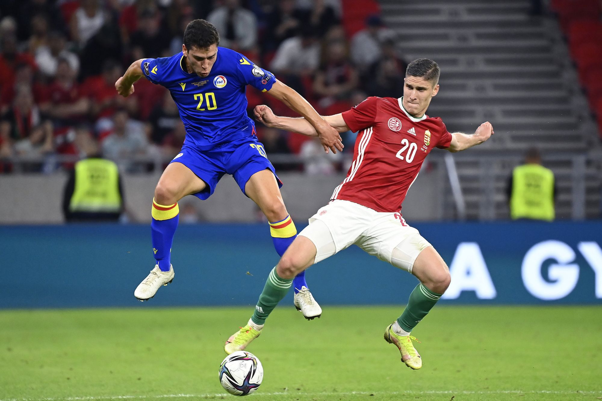 Sallai Roland és az andorrai Max Llovera a labdarúgó világbajnoki selejtezők 6. fordulójában játszott Magyarország - Andorra mérkőzésen a Puskás Arénában /Fotó: MTI/Kovács Tamás