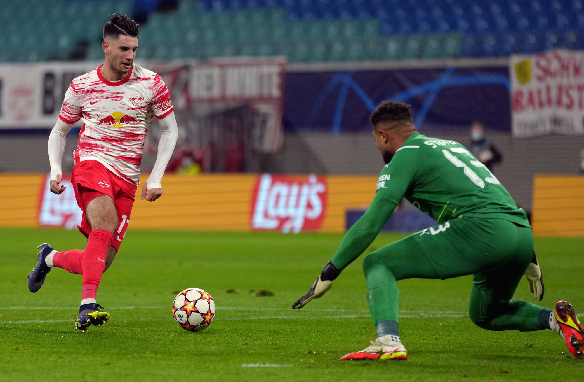 Szoboszlai Dominik, az RB Leipzig játékosa berúgja csapata első gólját a Manchester City ellen a labdarúgó Bajnokok Ligája-meccsen. / Fotó: MTI/AP/Michael Sohn