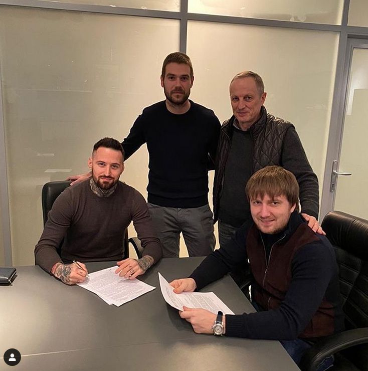 Varga Sándor menedzser (balról a harmadik) segítette új csapathoz a magyar válogatott futballistát (balra), aki négy évre írt alá /Fotó: Instagram