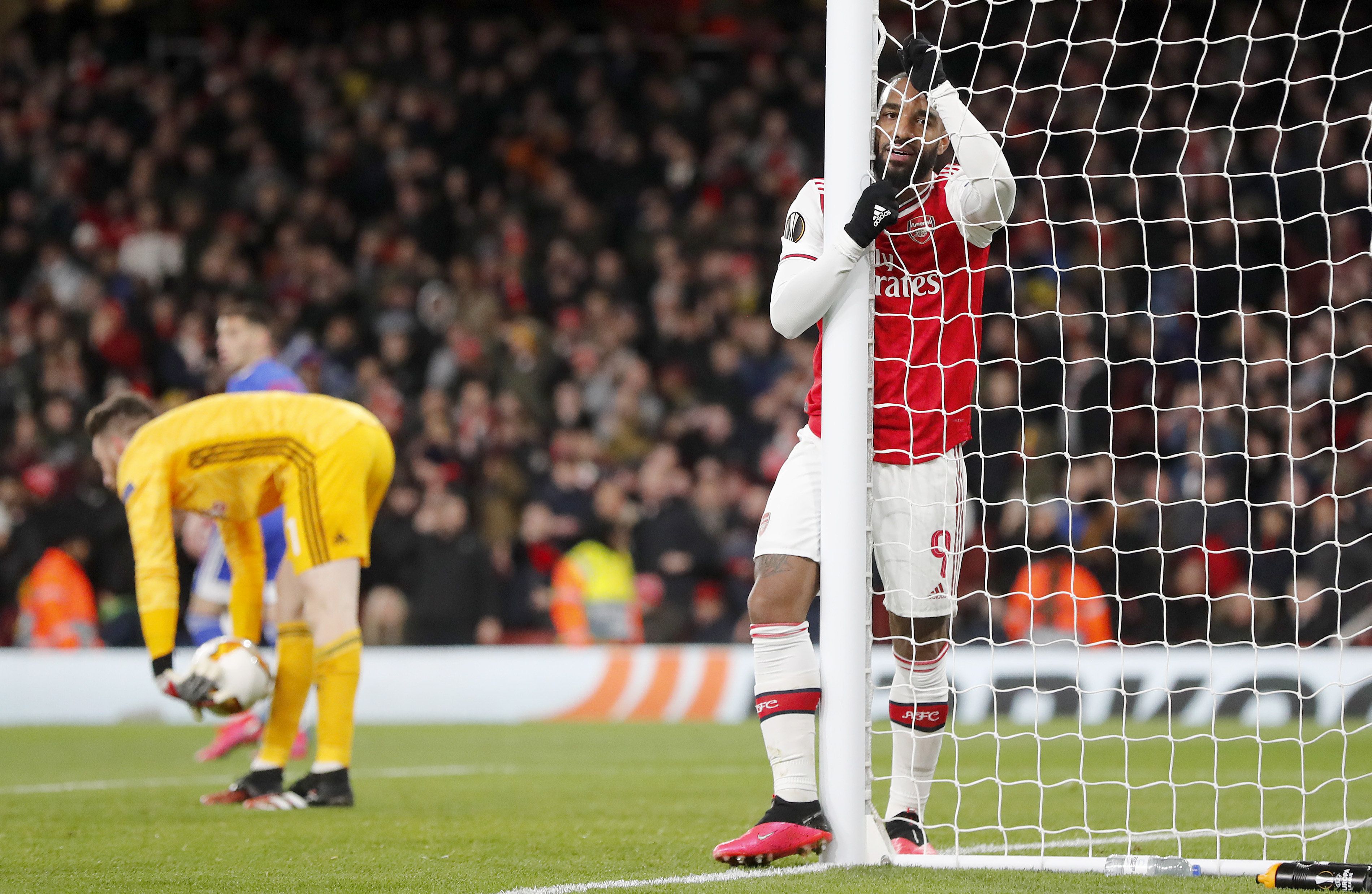 Alexandre Lacazette, az Arsenal játékosa, miután érvénytelen gólt szerzett az Olimpiakosz elleni EL-meccsen a londoni Emirates stadionban  / Fotó: MTI AP Frank Augstein