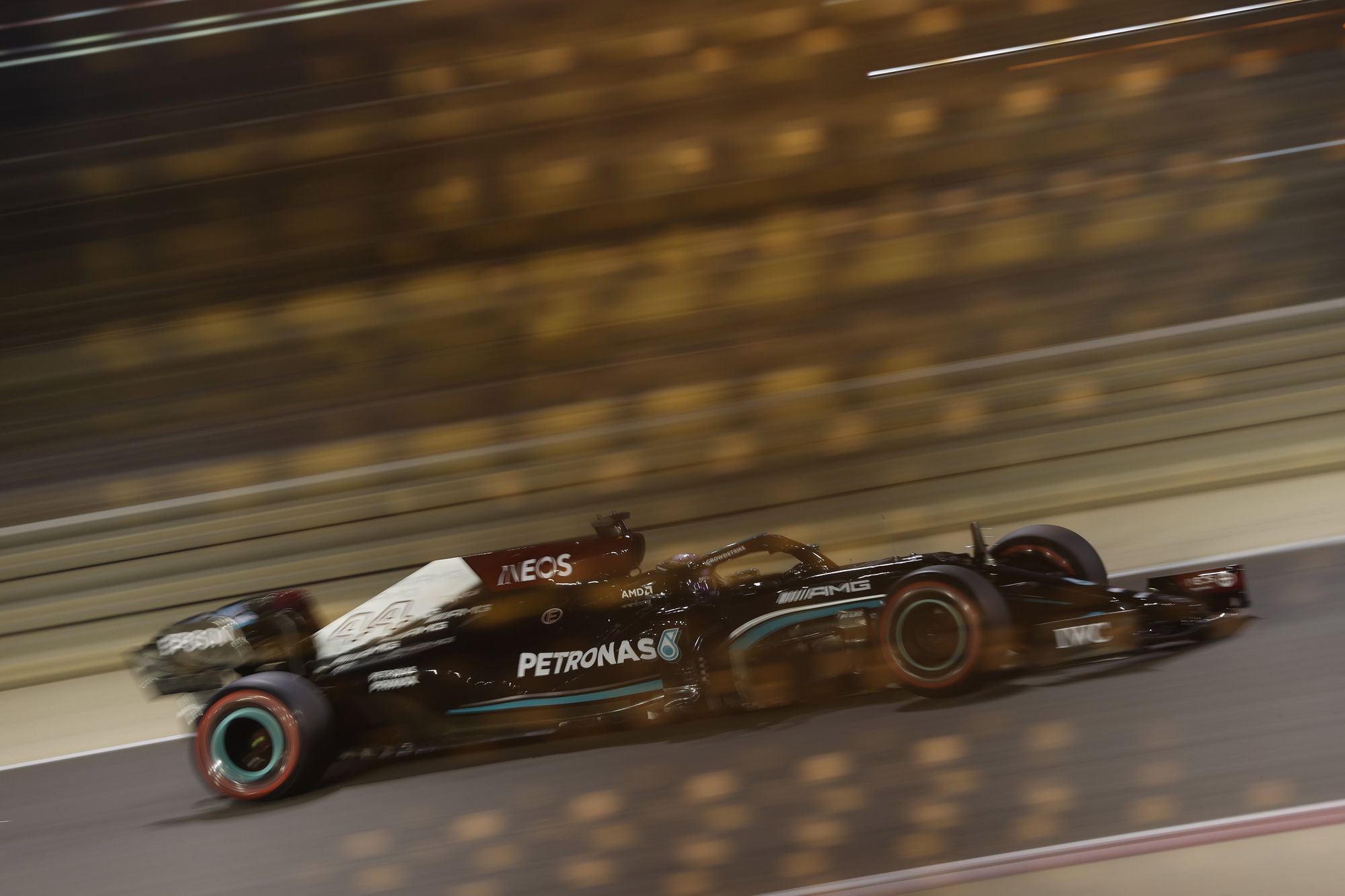Hamilton a Mercedes versenyzője/ Fotó: MTI/EPA/Valdrin Xhemaj