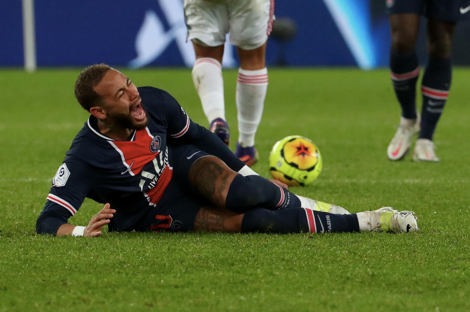 Neymar lábára honfitársa, a Lyon brazilja, Thiago Mendes csúszott rá, a PSG csillagának óriási fájdalmai voltak /Fotó: GETTY IMAGES