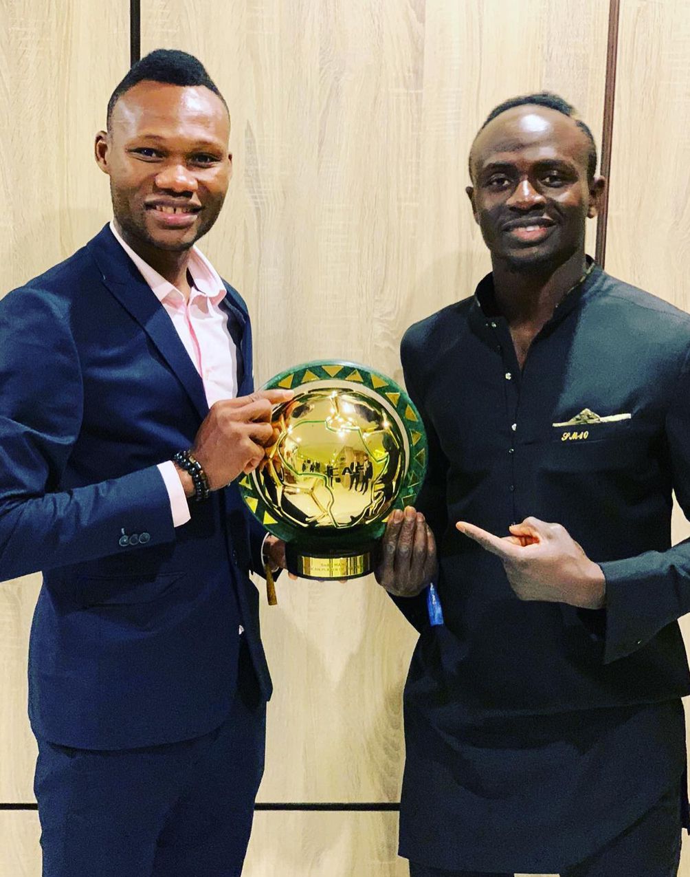 Azankpo (balra) Manéval ünnepelt, miután utóbbit másodszor is az Év Játékosának választották Afrikában /Fotó: Instagram