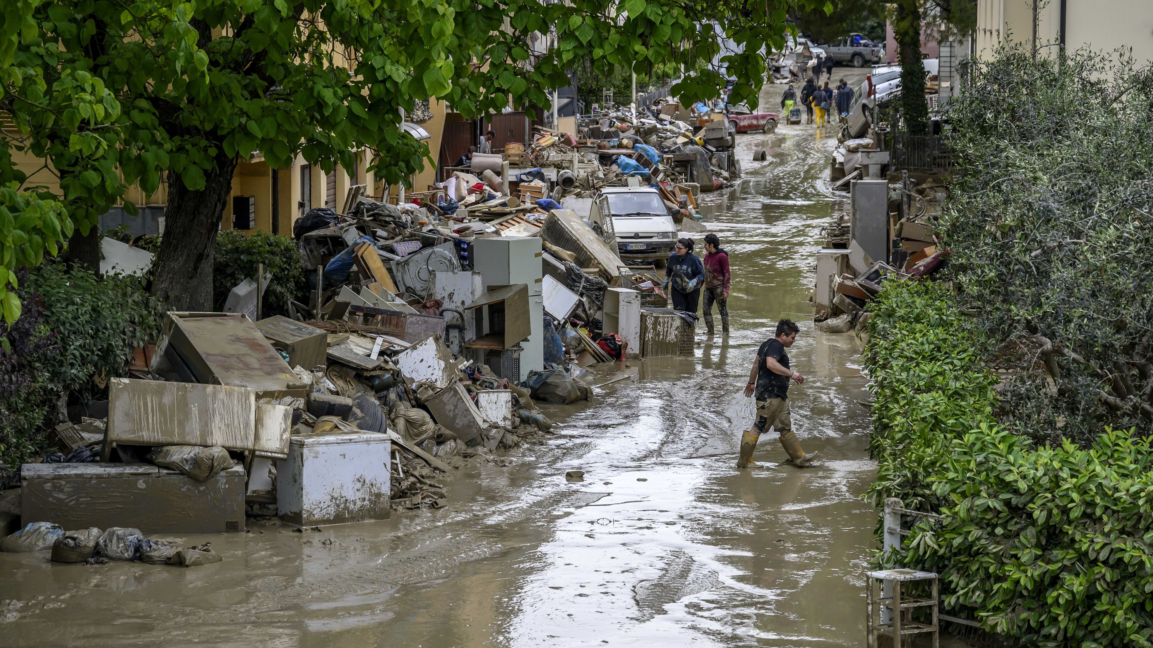 Az észak-olaszországi érintett régiókban pénteken 14-re nőtt az áradás halálos áldozatainak száma.