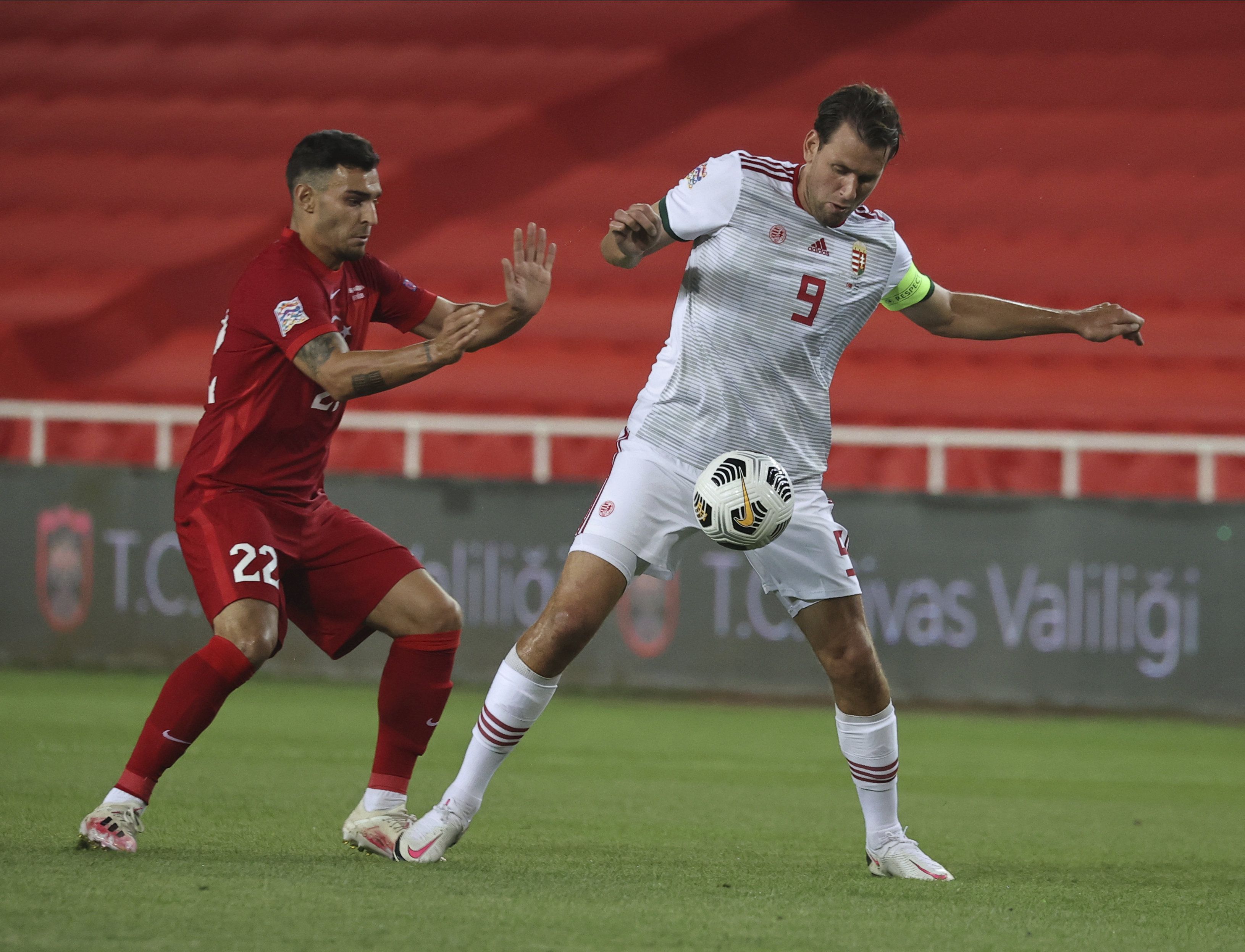 Szalai Ádám és a török Kaan Ayhan a labdarúgó Nemzetek Ligája első fordulójában játszott Törökország–Magyarország meccsen. / Fotó: MTI/AP.