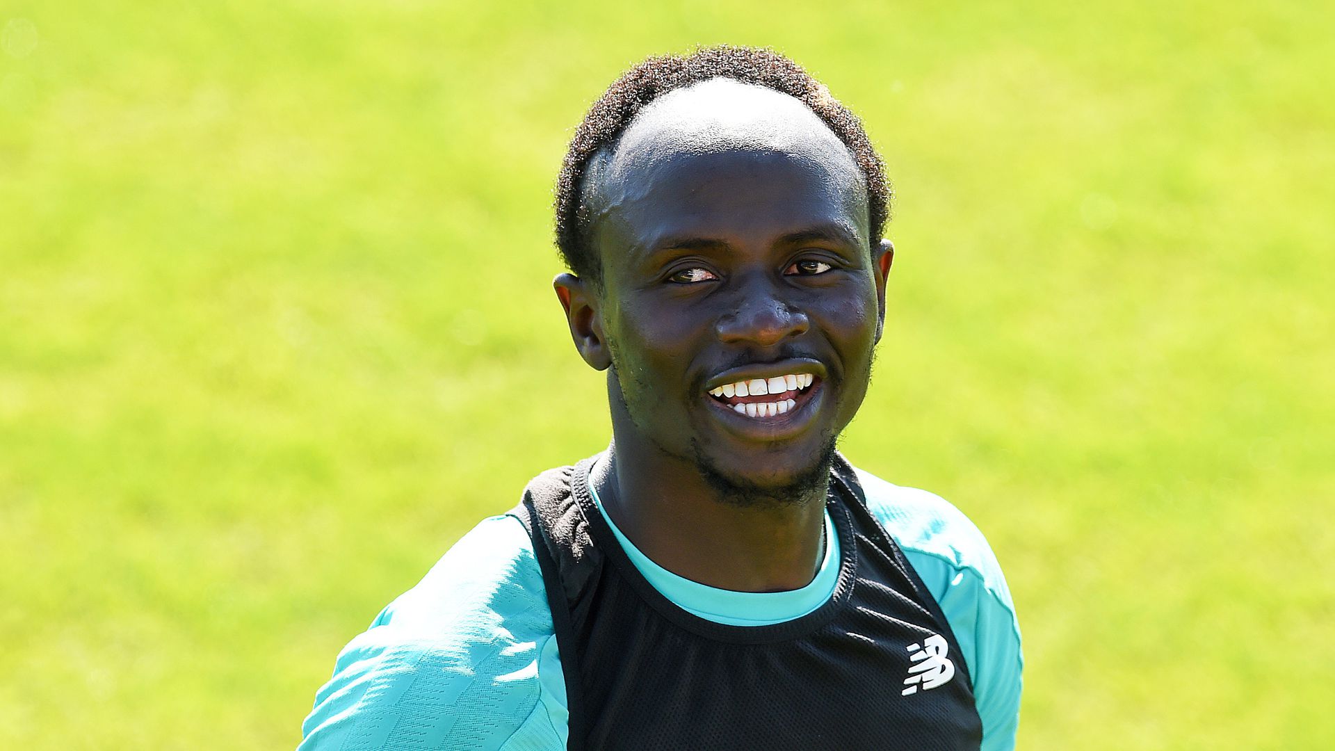Sadio Mané, a Liverpool szenegáli focistája talán mosolyog is magán, ha tükörbe néz /Fotó: Twitter