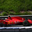 Káosz a Ferrarinál: Vettel és Leclerc harca megfékezhetetlen