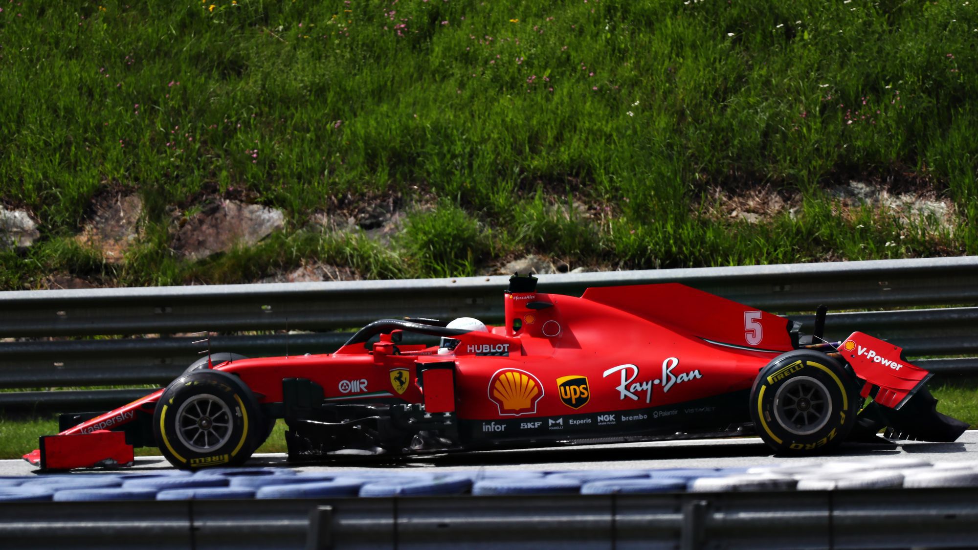 Sebastian Vettel hátsó szárnya letört, miután csapattársa egyszerűen ráesett a bal hátsó kerekével / Fotó: Getty Images