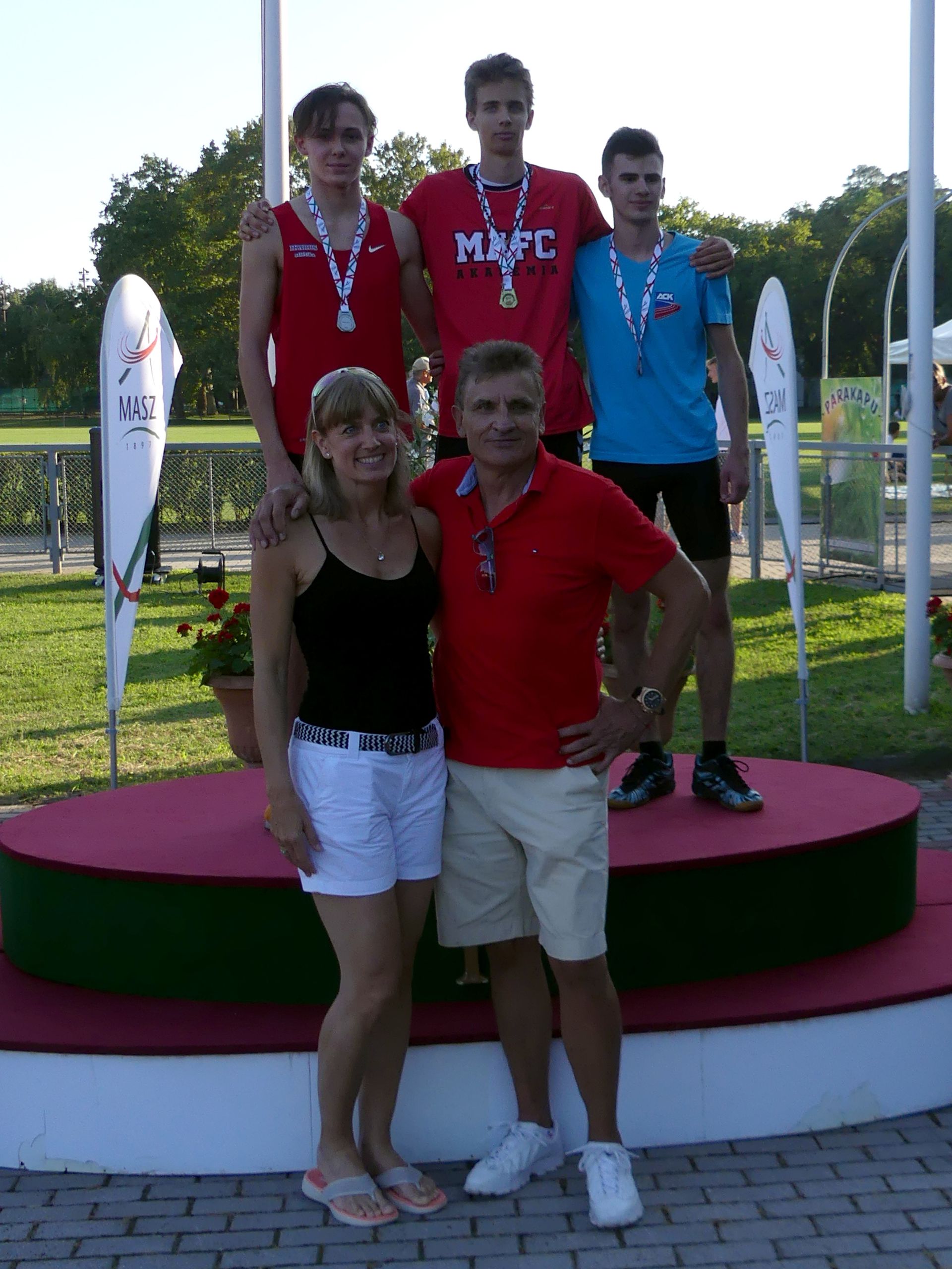 Így ünnepelték a bajnoki címet: Alex (hátul középen), édesanyja és edző édesapja.