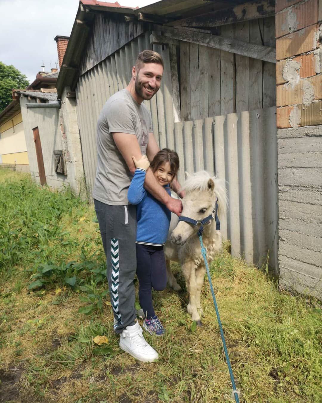 Berki Krisztián kislánya, Lia nagyon örült a pónilónak, Maximusnak /Fotó: Instagram