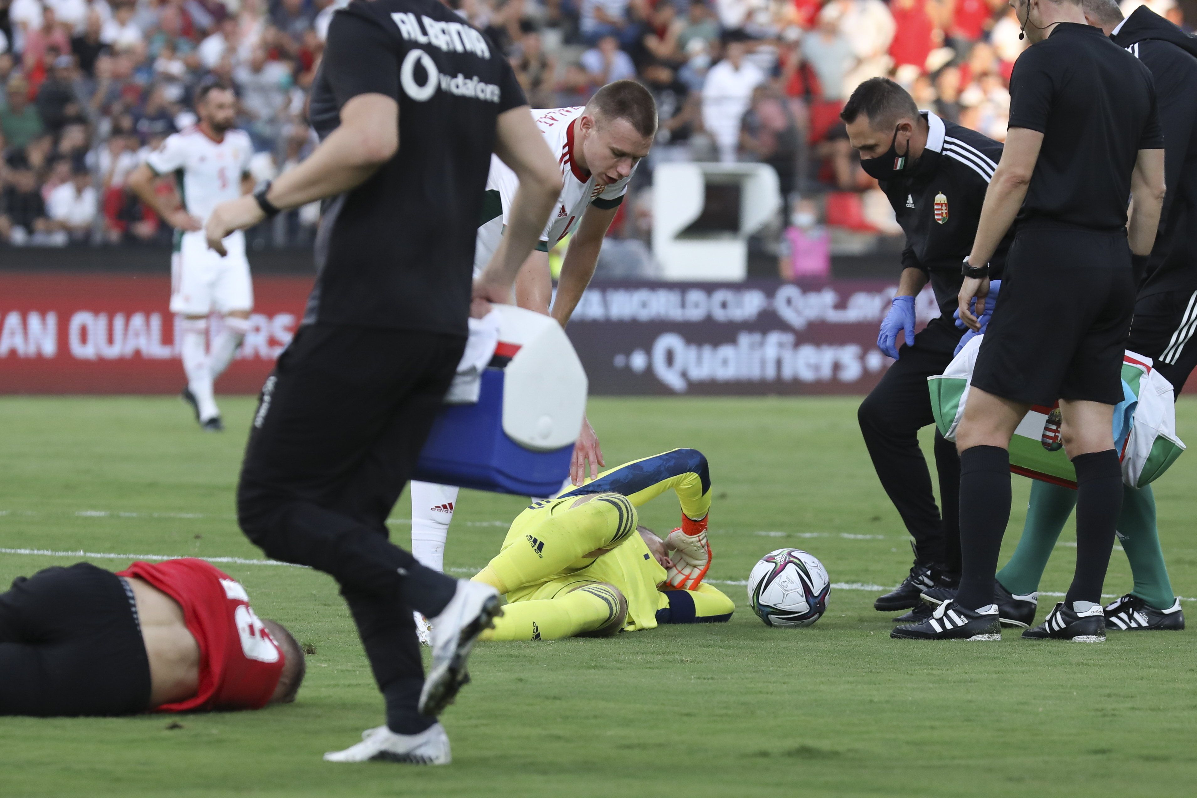 Gulácsi Péter a földön az Albánia-Magyarország világbajnoki selejtező mérkőzésen Fotó: / .MTI/AP/Franc Zhurda