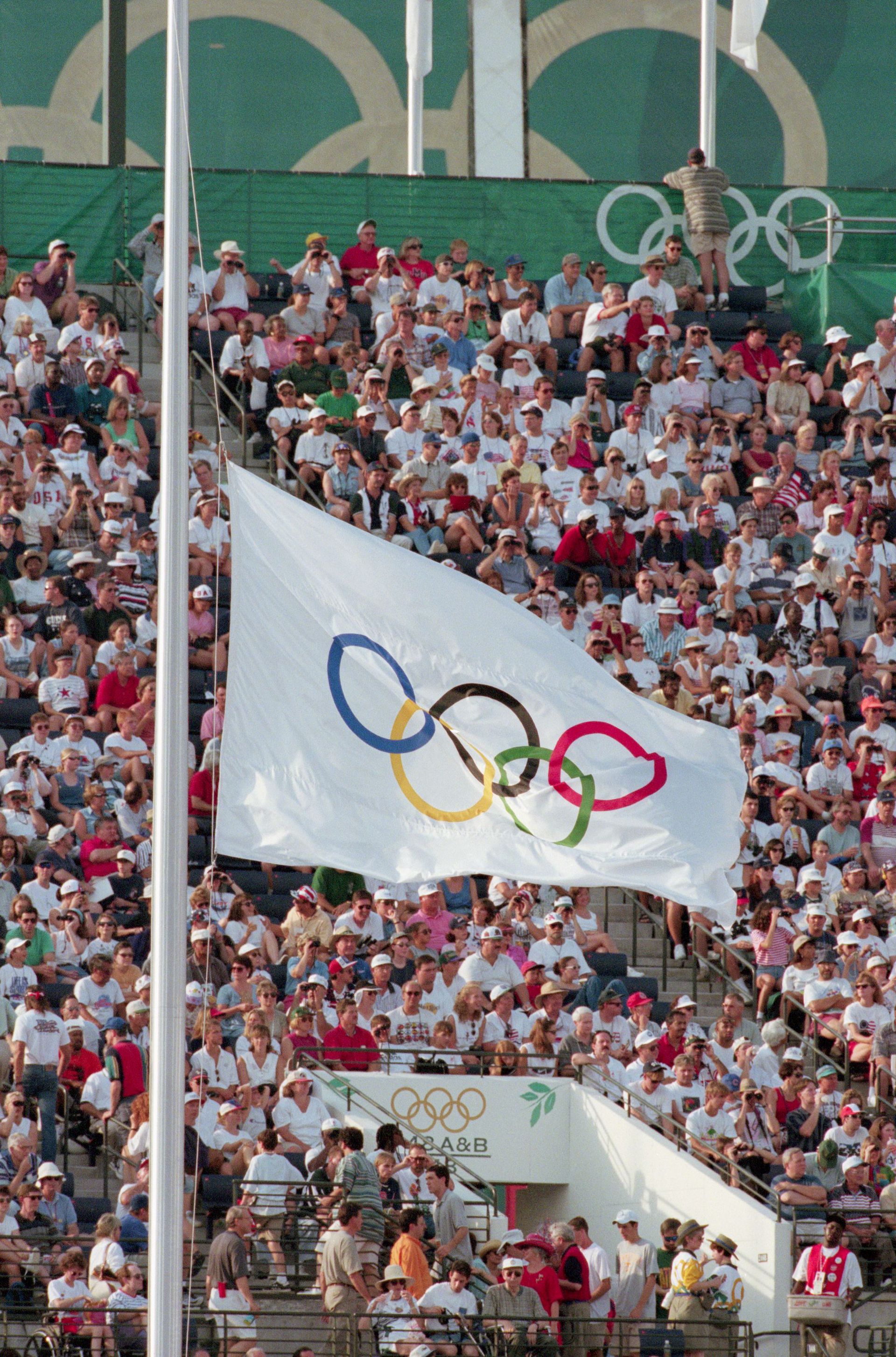A robbantás után félárbócra engedték az olimpiai lobogót /Fotó: Getty Images