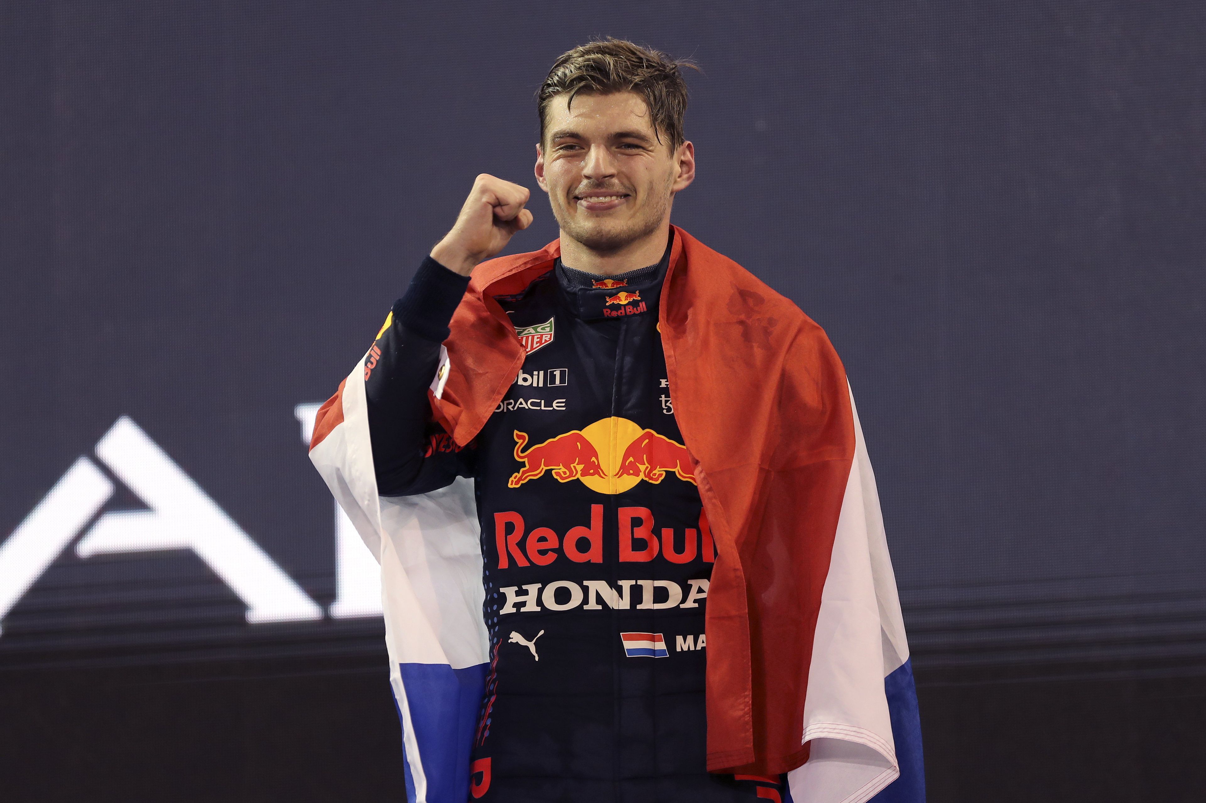 Max Verstappen, a Red Bull holland versenyzője ünnepel, miután megnyerte a Forma-1-es avilágbajnokságot / Fotó: MTI/AP POOL/Kamran Dzsebreili