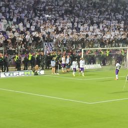 Tüntettek a kiütés után a szurkolók Újpesten: Curtis is levettette a játékosokkal a mezt – videó