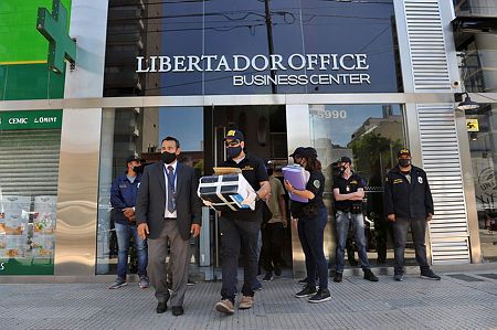 Dokumentumokat foglalt le a rendőrség Maradona orvosánál. / Fotó: EPA/Enrique Garcia Medina