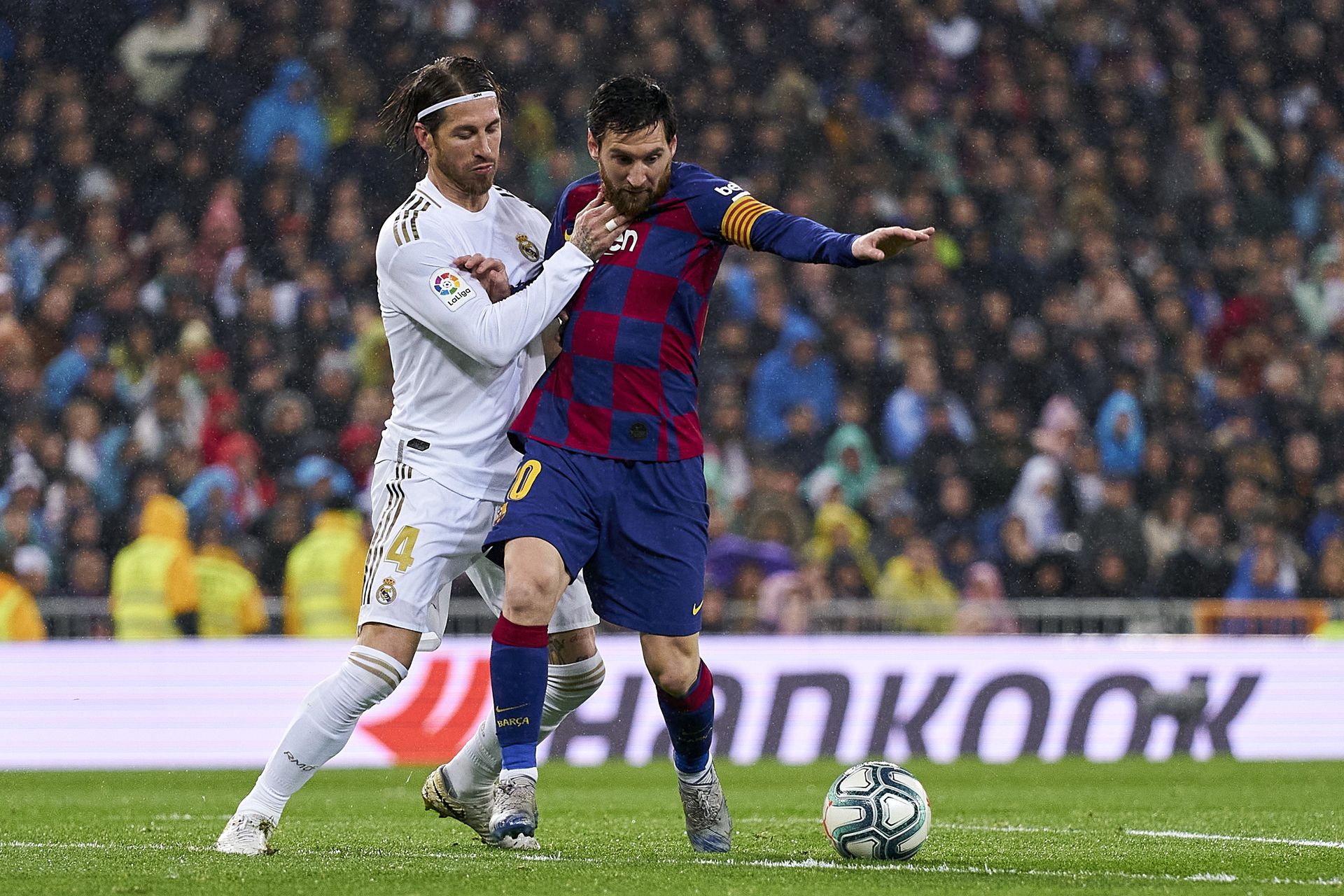 Az argentin zseni (jobbra) a Barcelona játékosaként nagy csatákat vívott a realos Sergio Ramosszal, ám már mindketten Párizsban futballoznak / Fotó: Gettyimages