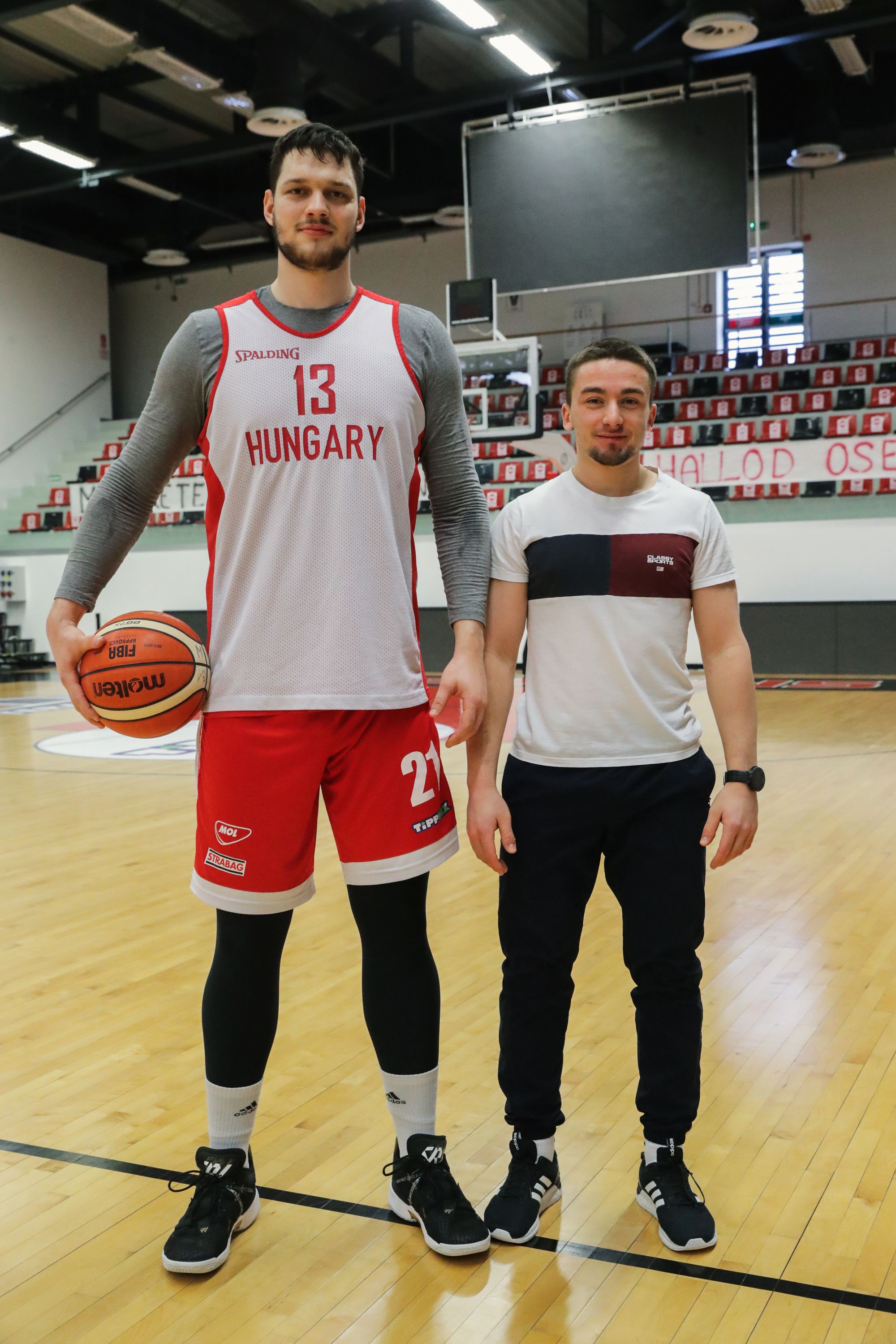 Luka Steblaj (jobbra) erőnléti edző átlagos magasságú, 172 cm. Ám szinte eltörpül a 214 cm magas Anda Dávid mellett / Fotó: Grnák László
