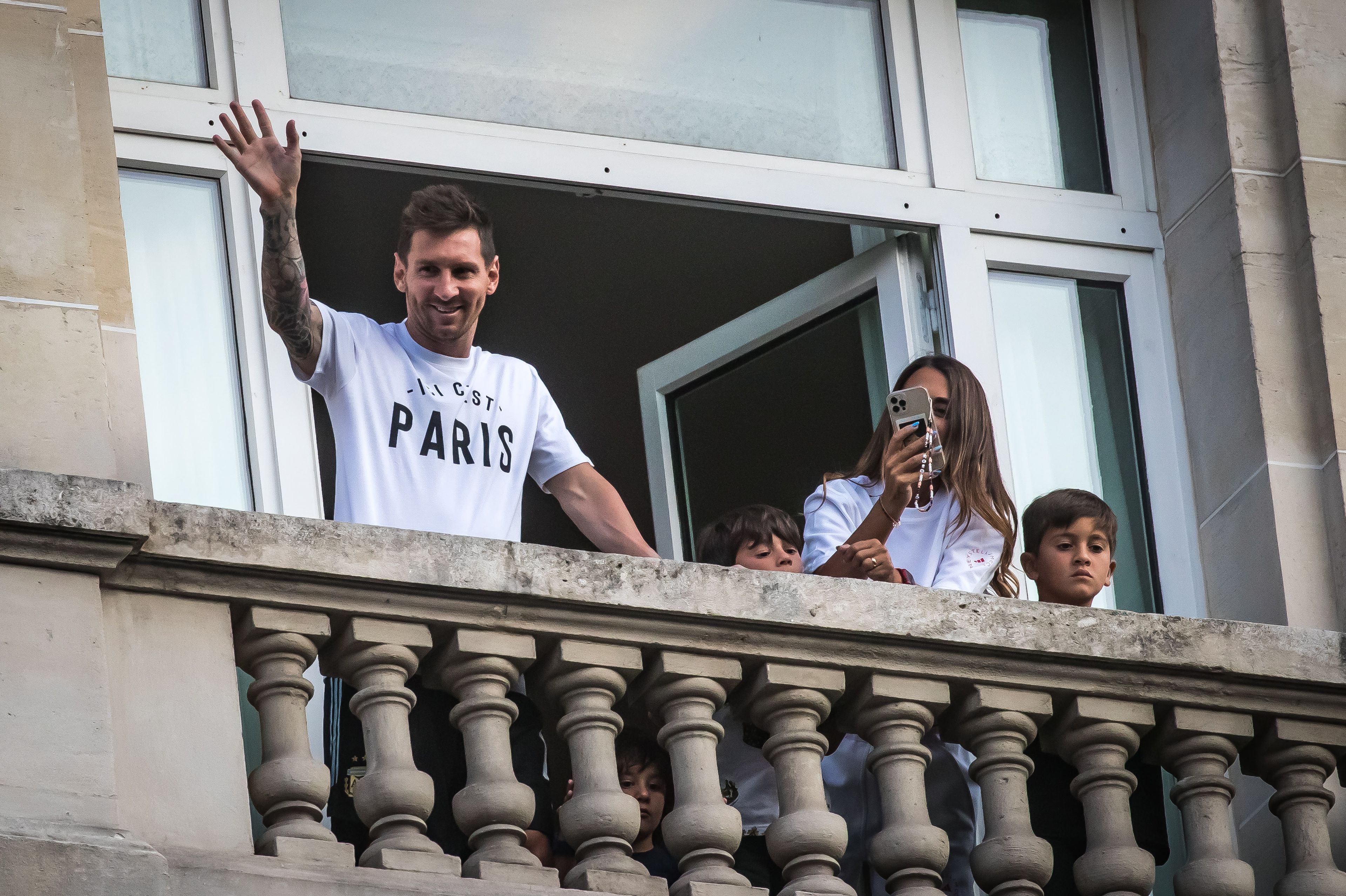 Lionel Messi, az FC Barcelona spanyol labdarúgóklub volt játékosa párizsi szállodájából integet  /Fotó: MTI/EPA/Christophe Petit Tesson