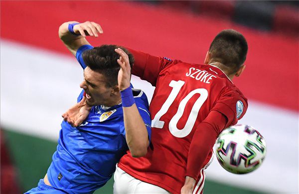 A román Denis Ciobotariu (b) és Szőke Adrián a labdarúgó U21-es Európa-bajnokság második csoportkörében, az A csoportban játszott Magyarország - Románia mérkőzésen a Bozsik Arénában 2021. március 27-én/ Fotó: MTI/Illyés Tibor
