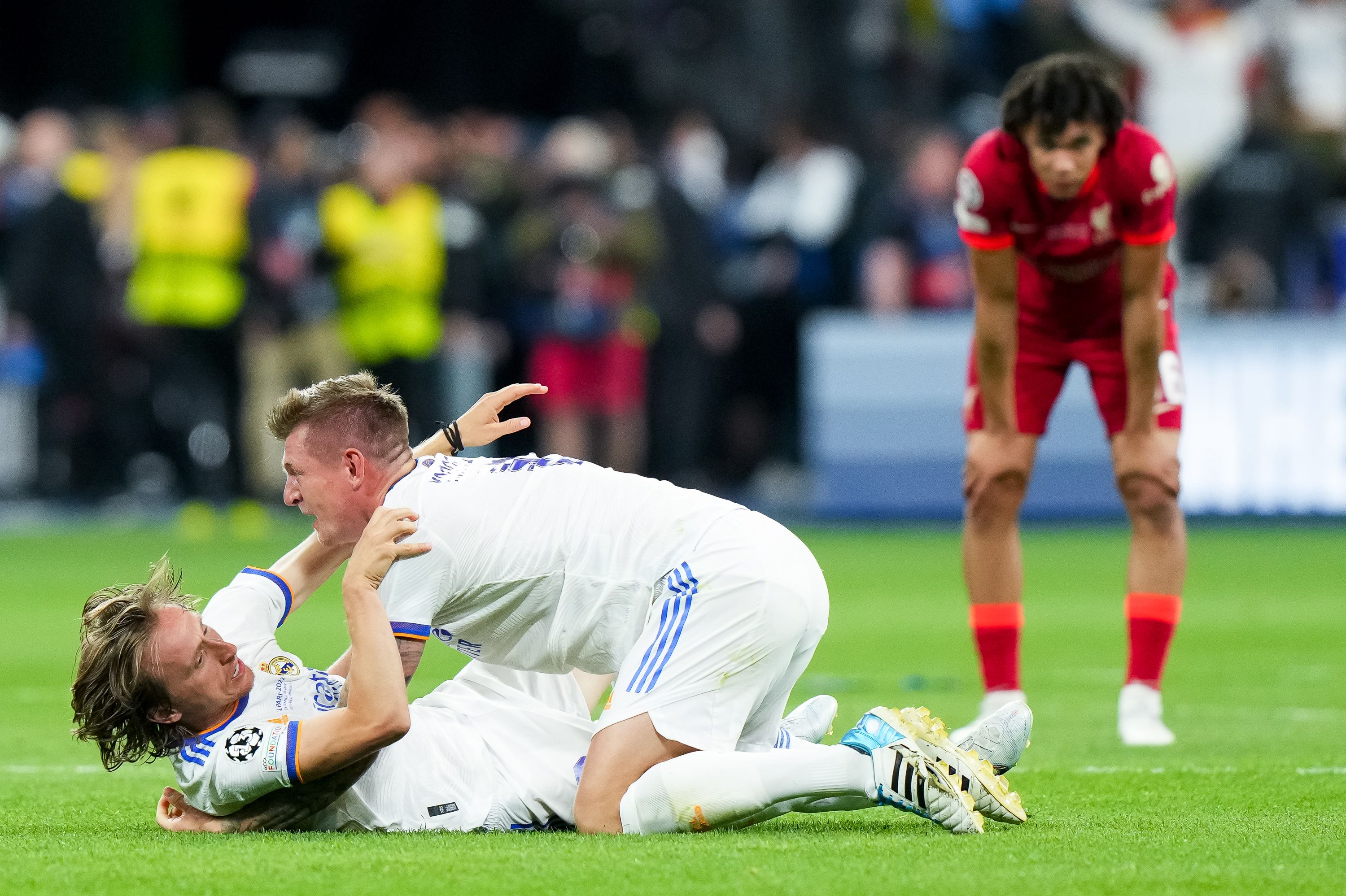 Toni Kroos (balra) idén is Bajnokok Ligája-győzelmet ünnepelt Luka Modriccsal és kedvenc futballcipőjében/Getty Images
