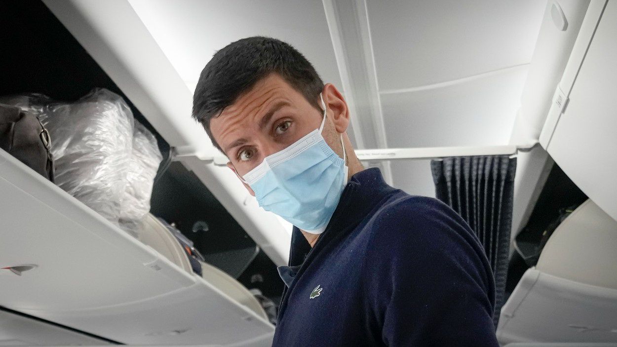 Novak Djokovics a repülőn /Fotó: Profimedia
