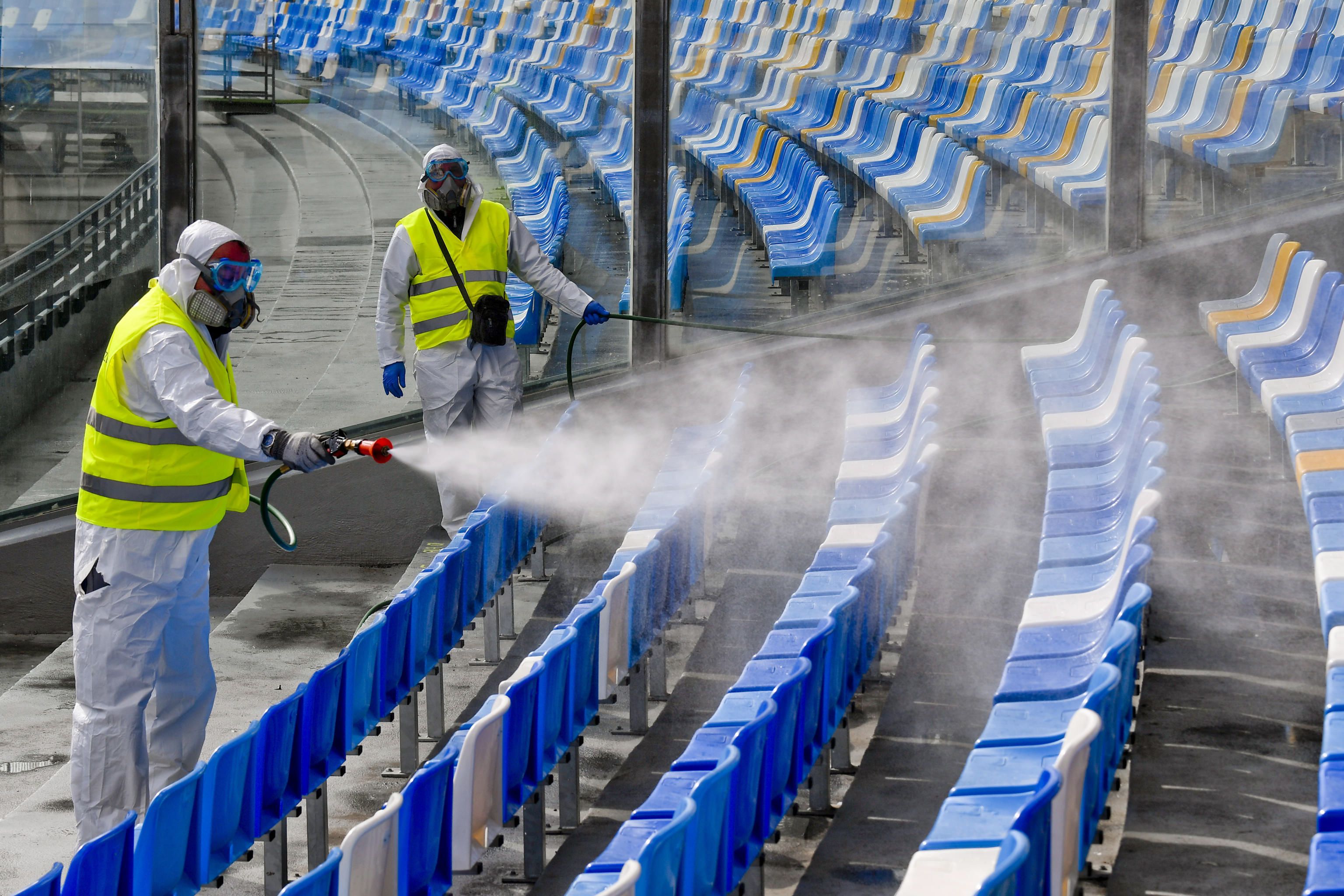 A stadionokat fertőtlenítik, a tömegrendezvények, így a focimeccsek április 3-ig szünetelnek Olaszországban / Fotó: MTI EPA Circo Fusco