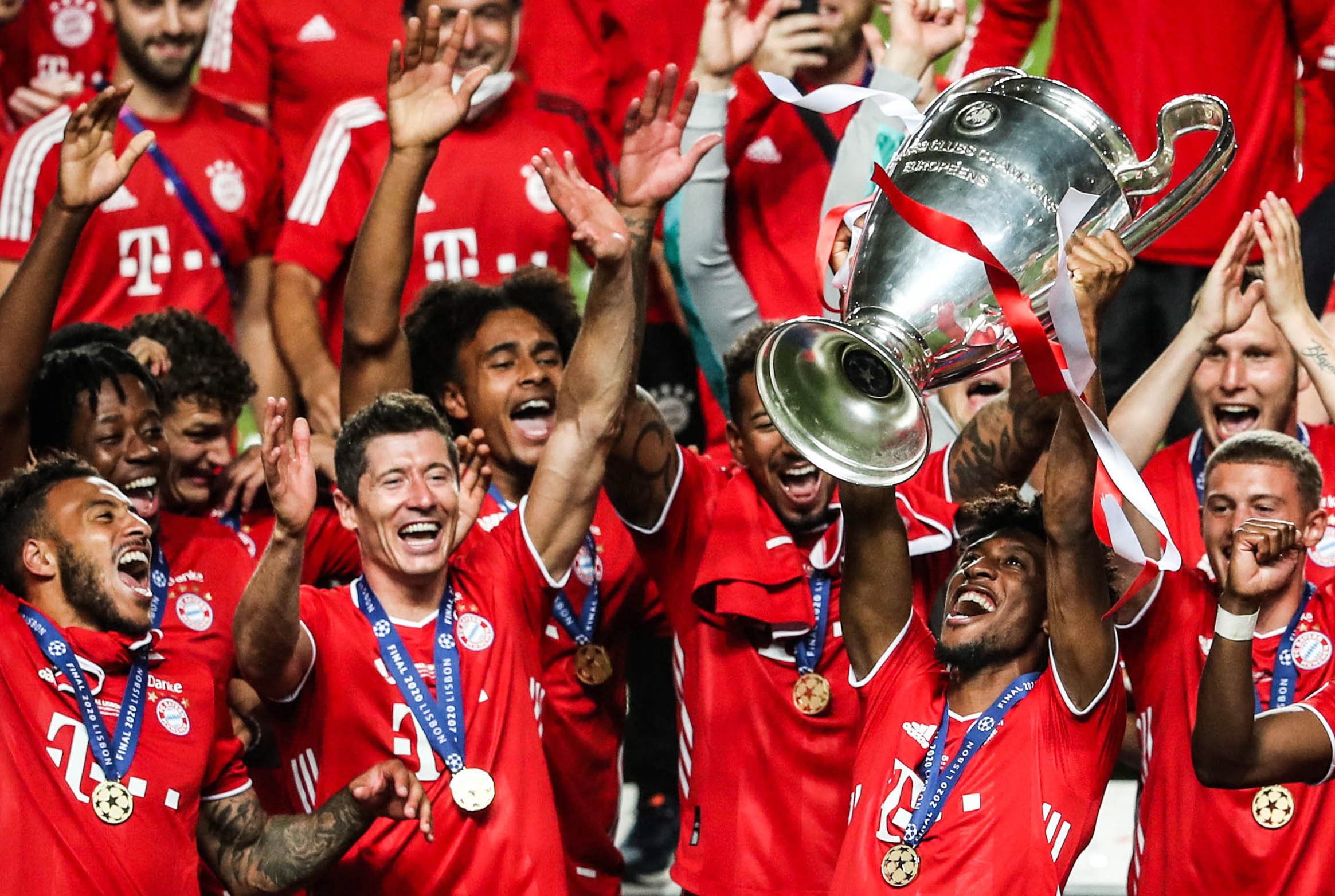 A Bayern játékosai a PSG ellen megnyert BL-döntő trófeájával. / Fotó: MTI/EPA/LUSA/José Sena Goulao