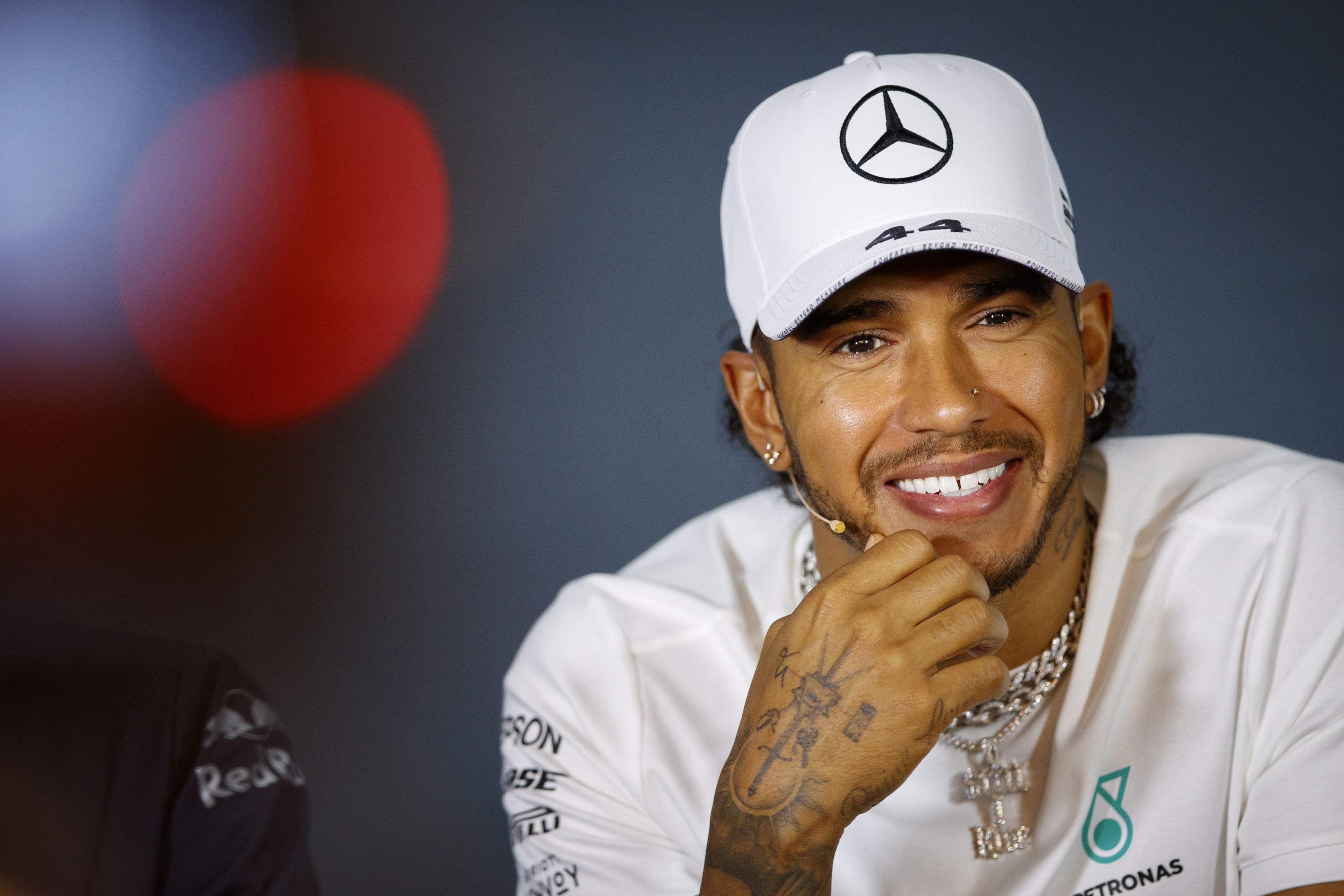 Lewis Hamilton lehet egyetlen, nyolcszoros világbajnok, indul az F1 idei szezonja. / Fotó: EPA/Waldrin Xhemaj