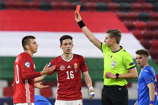 A belga Lawrence Visser játékvezető piros lapot mutat fel a Szőke Adriánnak / Fotó: MTI/Illyés Tibor