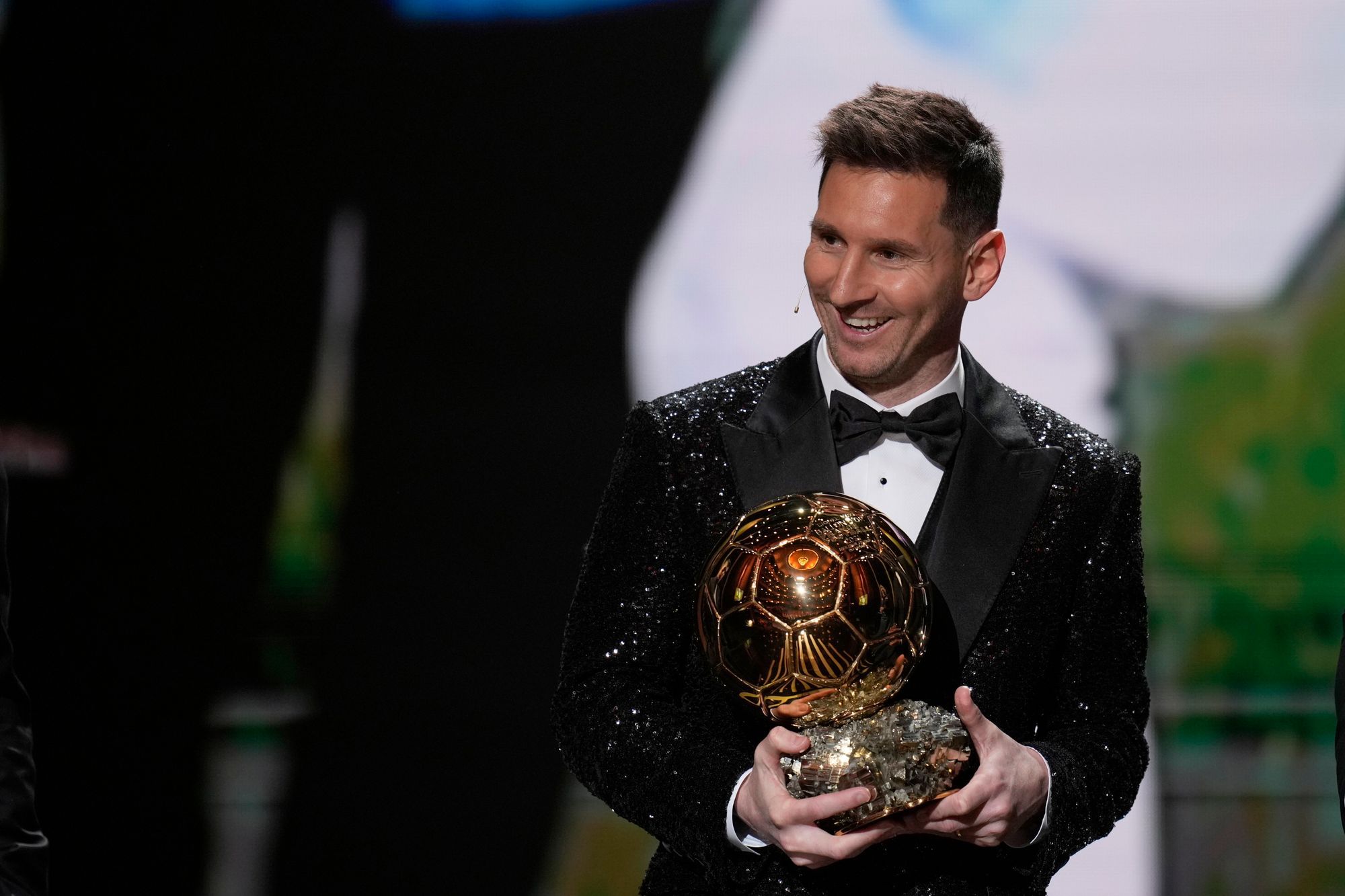 Lionel Messi, a Paris Saint-Germain francia labdarúgóklub játékosa az év legjobb labdarúgójának járó Aranylabdával a párizsi Chatelet Színházban rendezett díjátadó ünnepségen / Fotó: MTI/AP/Christophe Ena