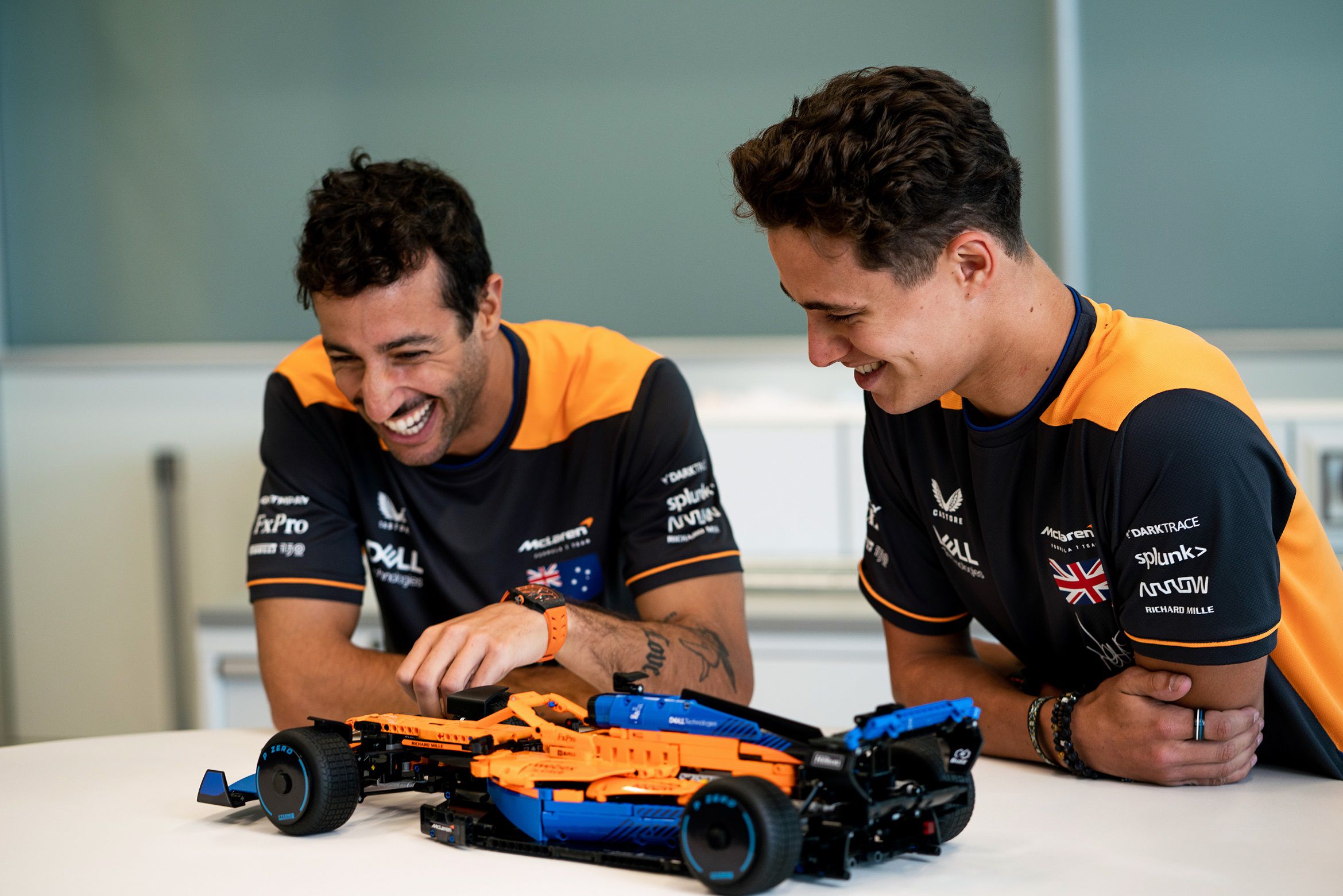 Daniel Ricciardo és Lando Norris is büszke az elkészült versenyautóra / Fotó: LEGO