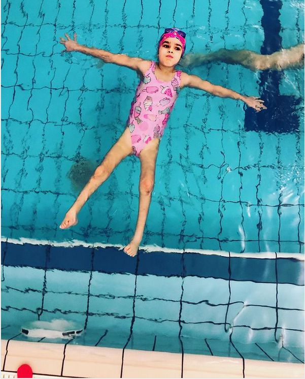 Flóra örömmel megy vízbe, jól esik neki a mozgás, szeret úszni /Fotó: instagram