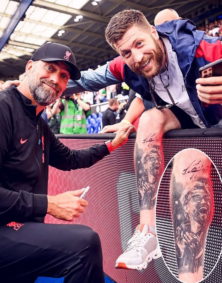 Jürgen Klopp egy fanatikus szurkoló lábát írta alá az angol Szuperkupa-meccs után /Fotó: Instagram